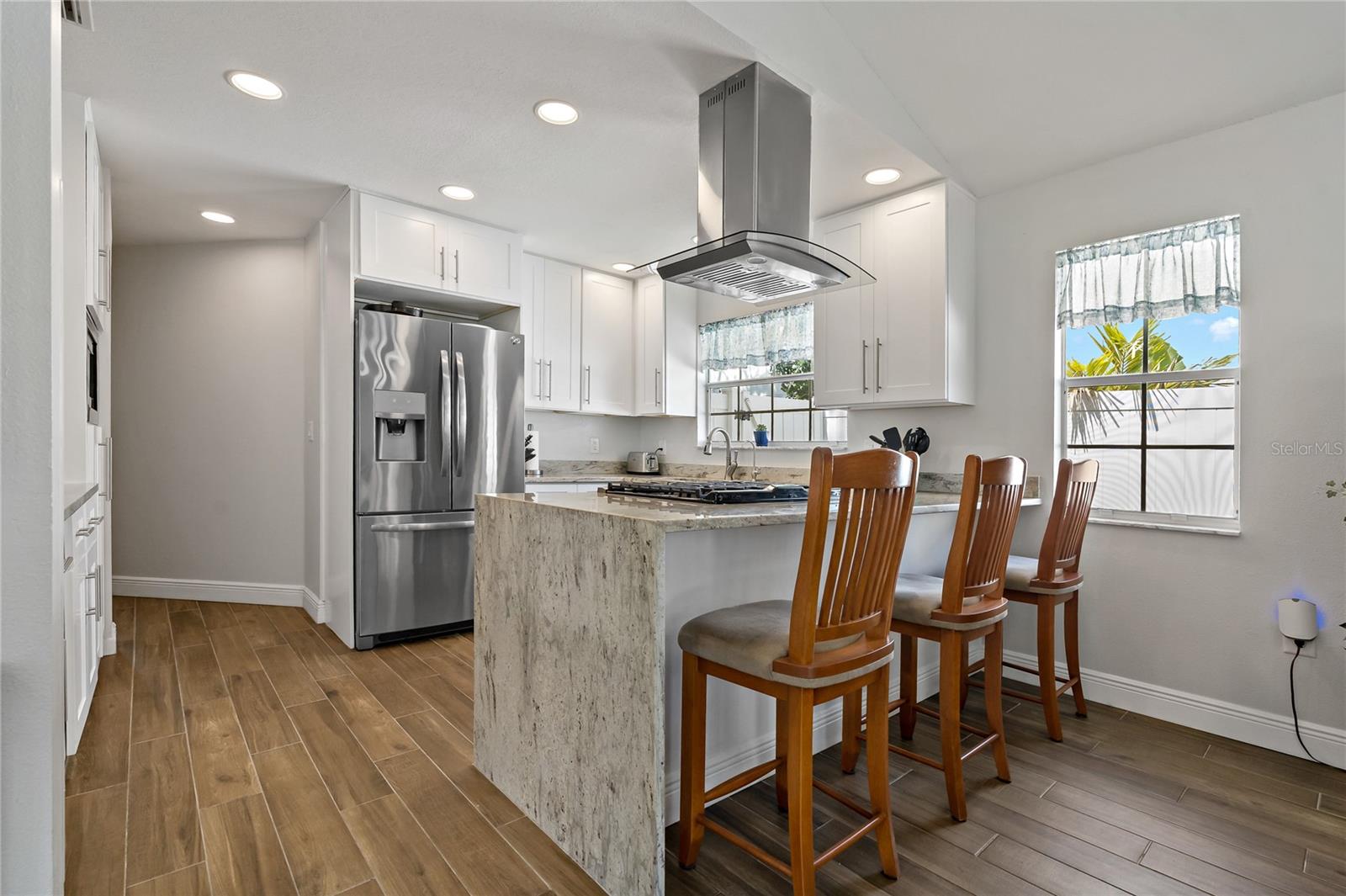 GORGEOUS KITCHEN WITH GAS RANGE!