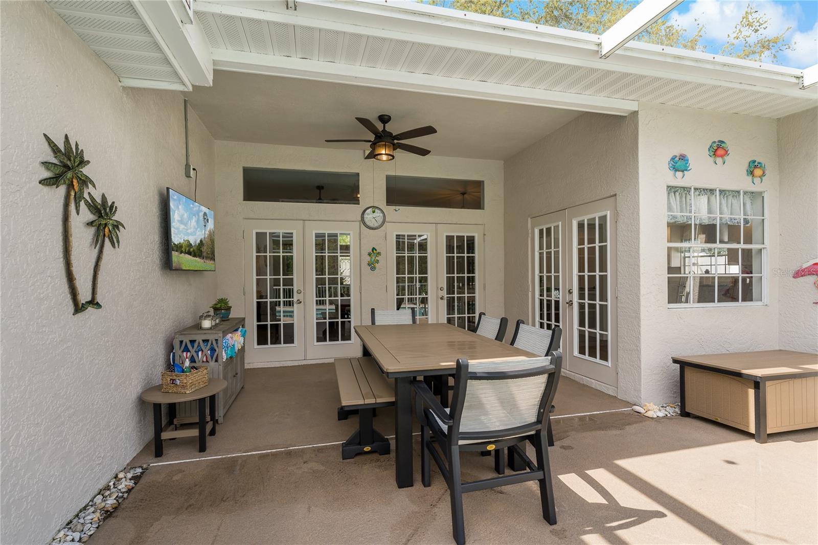 OUTDOOR DINING SPACE