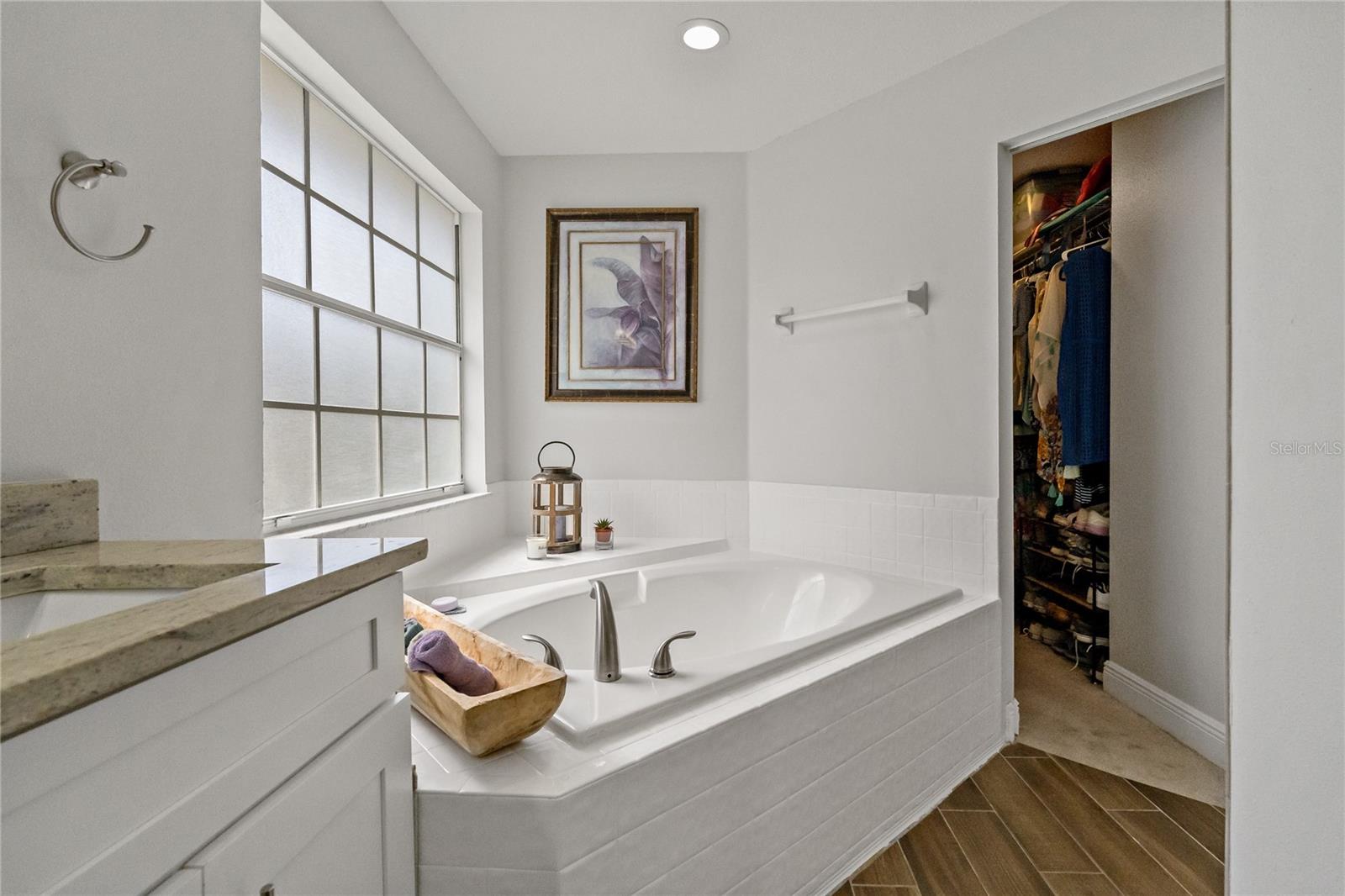 SOAKING TUB & WALK IN CLOSET