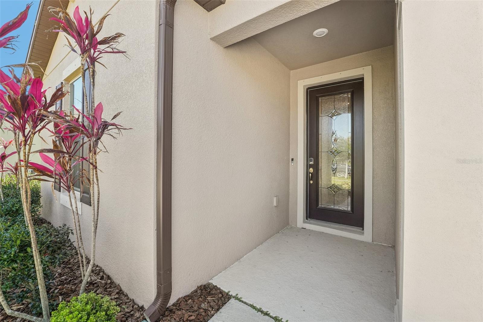 INVITING FRONT ENTRY WAY!