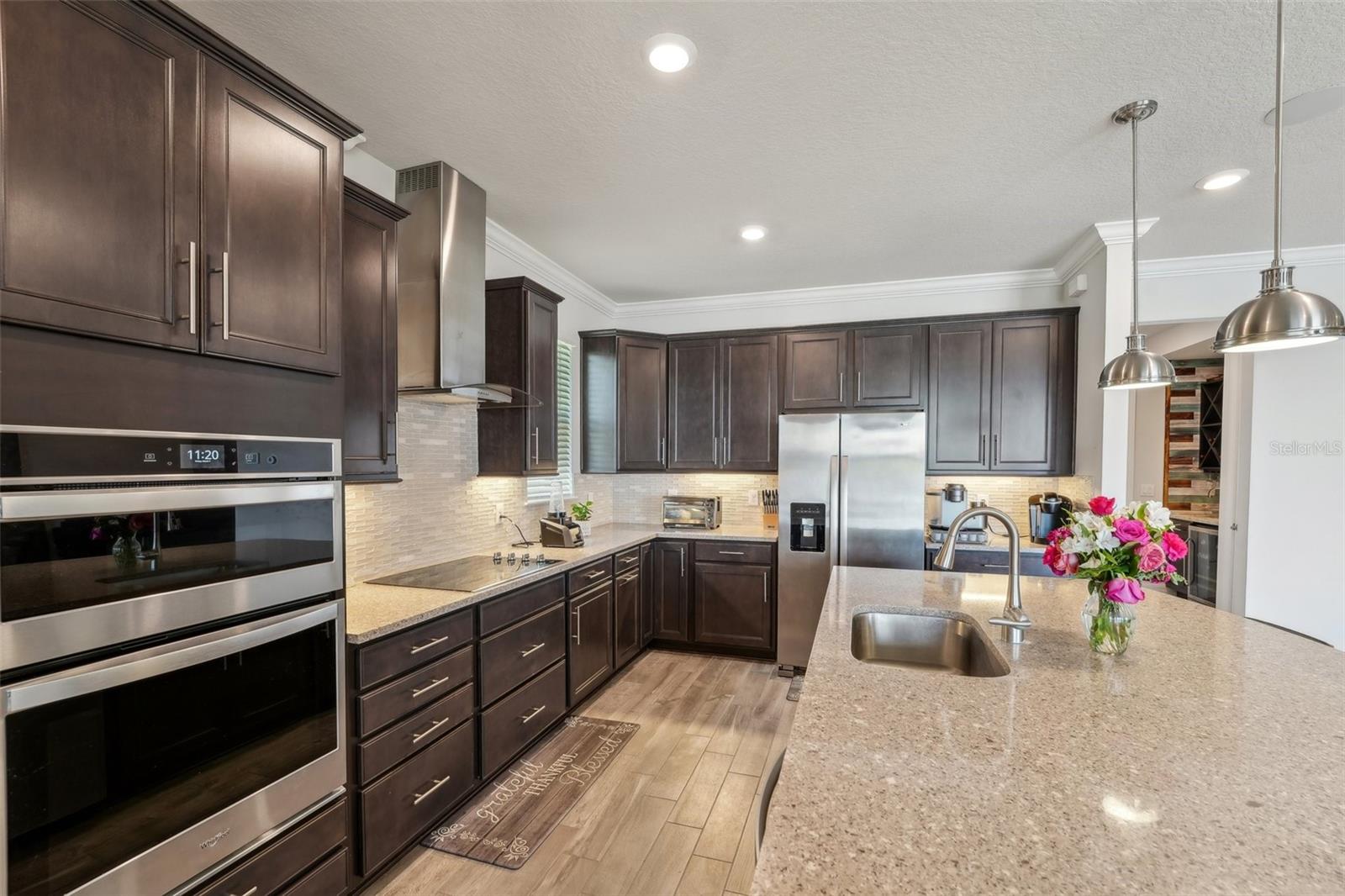 SPACIOUS KITCHEN ENCOURAGES THE COOK IN YOU!