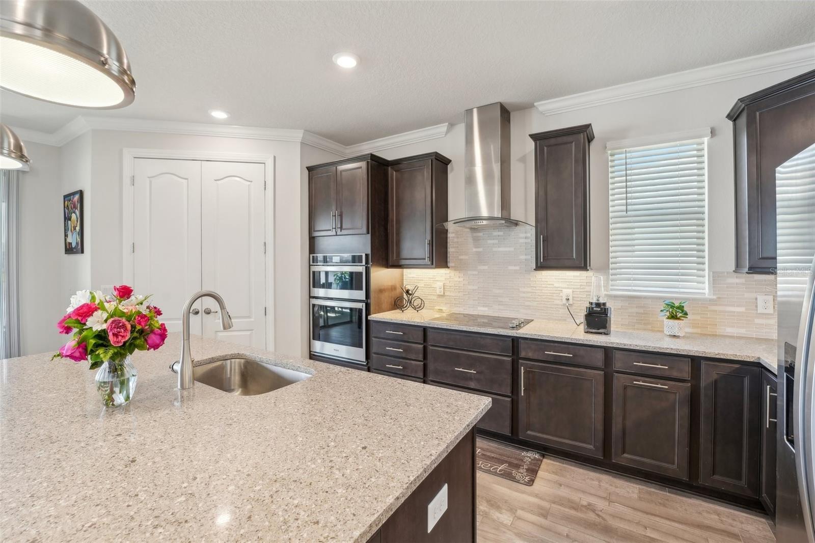 SPACIOUS KITCHEN ENCOURAGES THE COOK IN YOU!