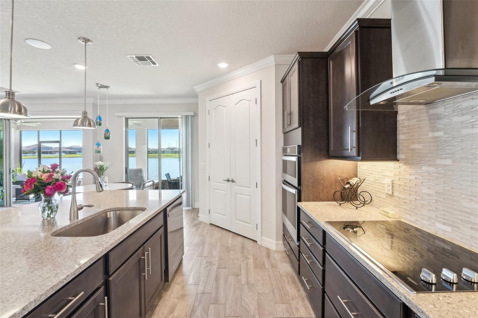 SPACIOUS KITCHEN ENCOURAGES THE COOK IN YOU!