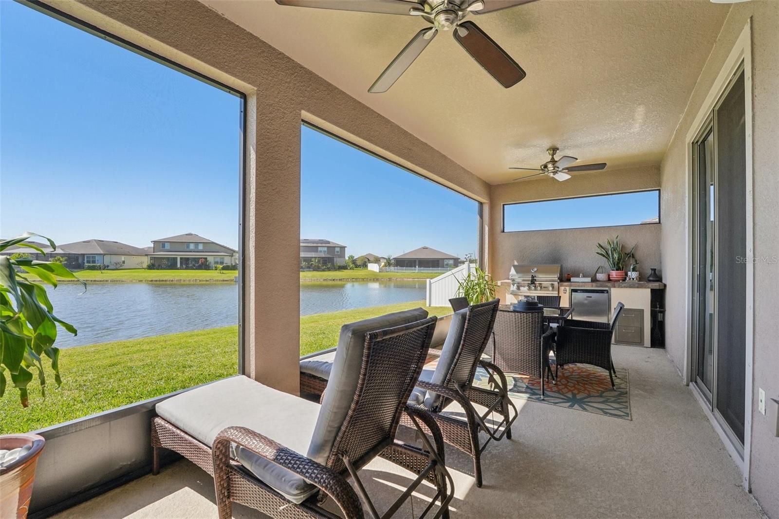 PERFECTLY PLACED PANORAMIC SCREENED LANAI FOR SUMMER NIGHT ENTERTAINING!