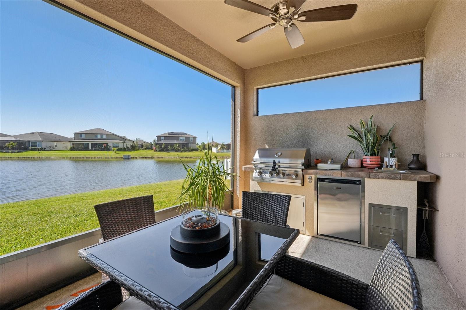 PERFECTLY PLACED PANORAMIC SCREENED LANAI FOR SUMMER NIGHT ENTERTAINING!