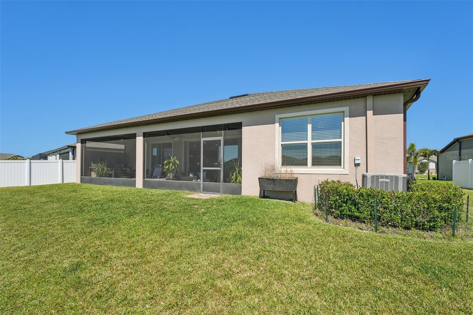 PERFECTLY PLACED PANORAMIC SCREENED LANAI FOR SUMMER NIGHT ENTERTAINING!