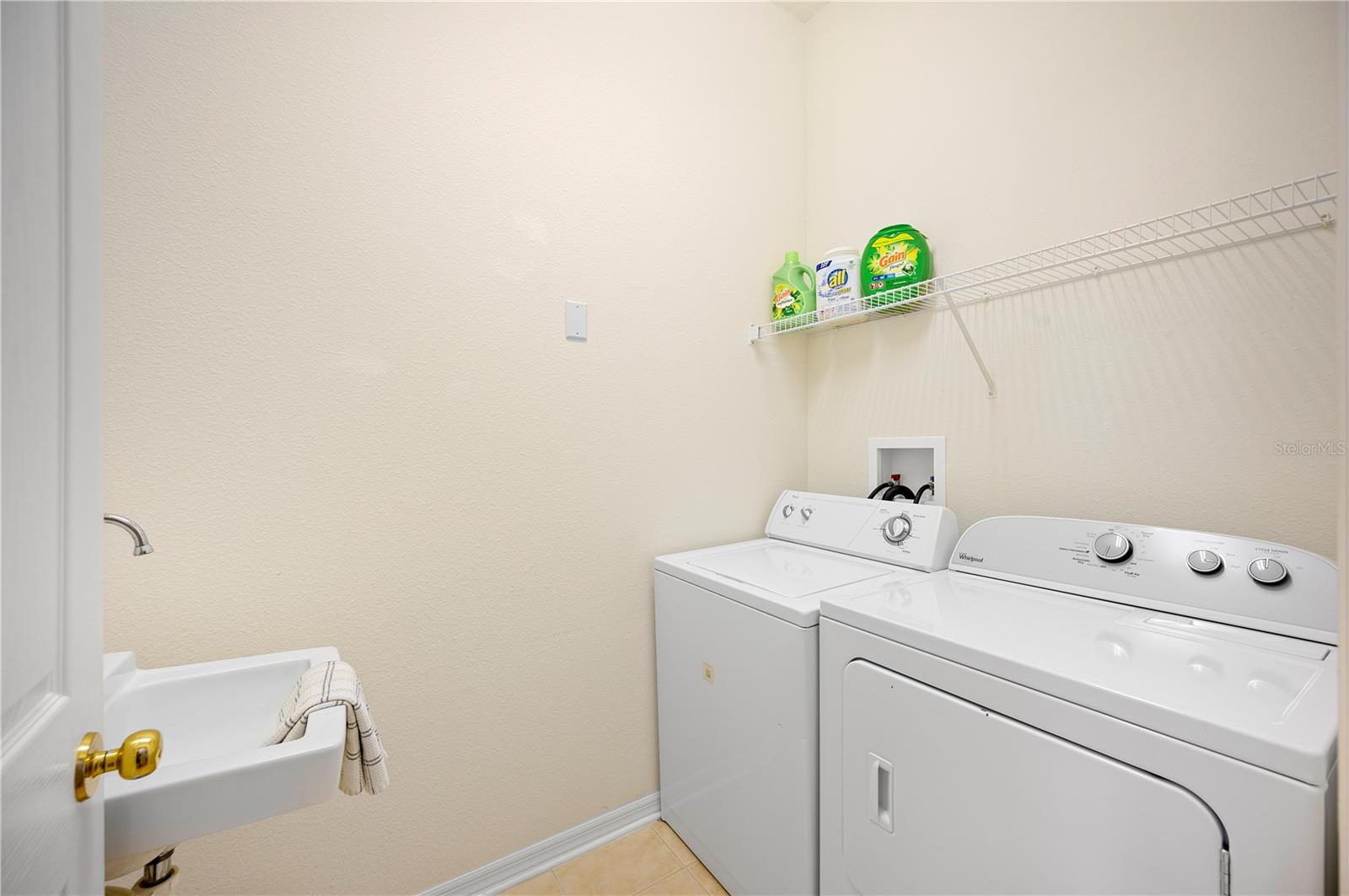 Full size laundry room