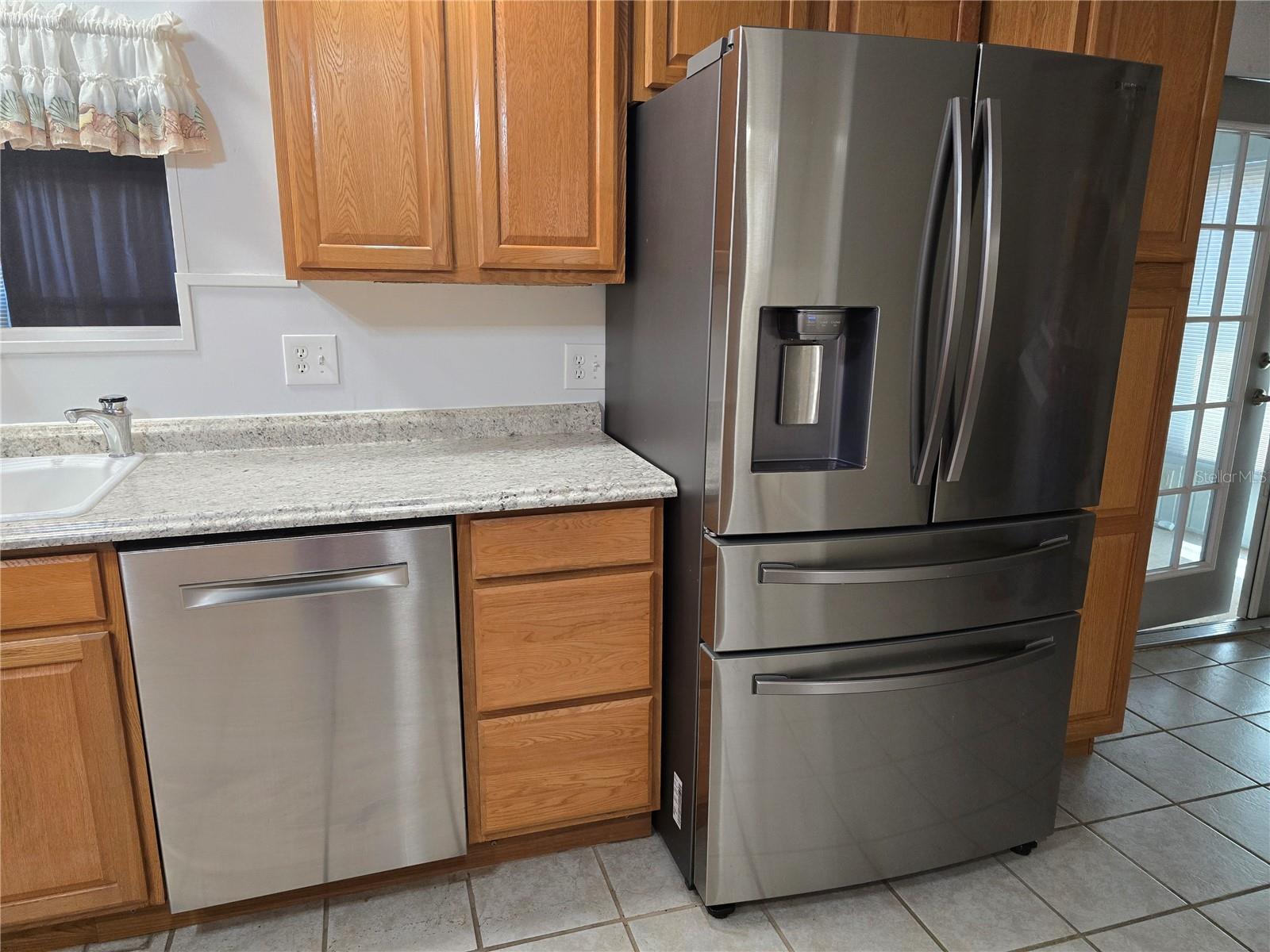 NEWER STAILNLESS STEEL APPLIANCES