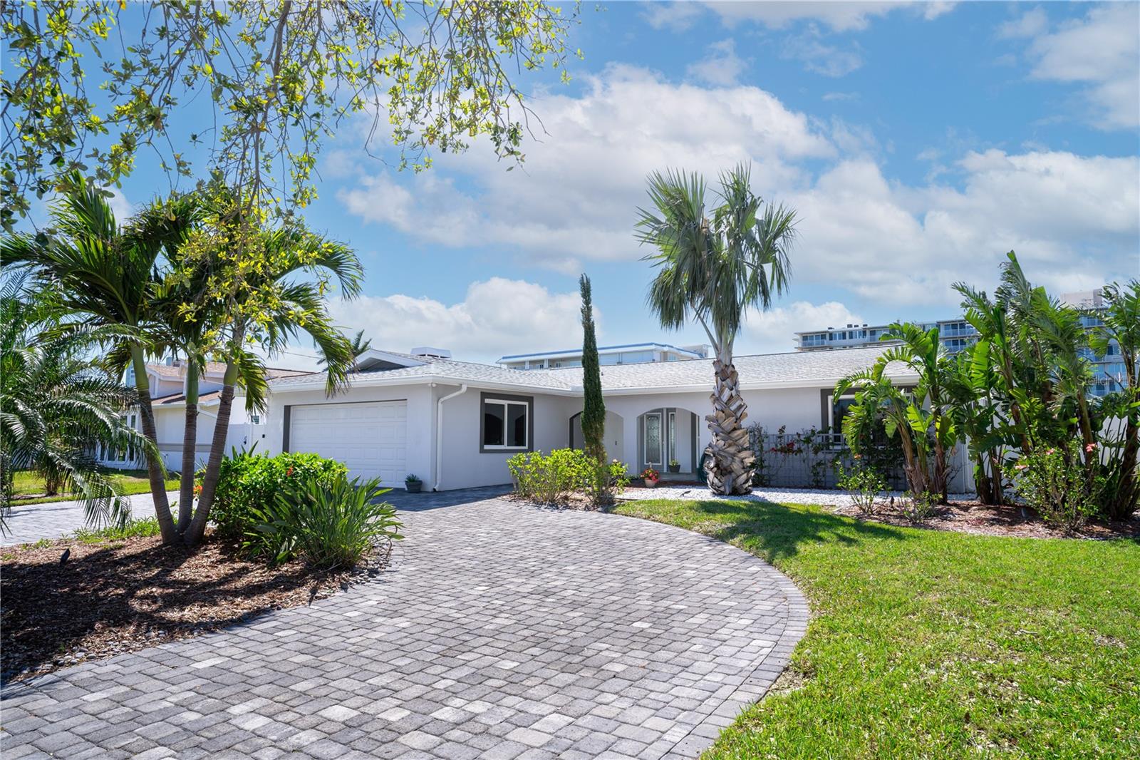 BEAUTIFUL PAVER CIRCULAR DRIVEWAY & GORGEOUS LANDSCAPING