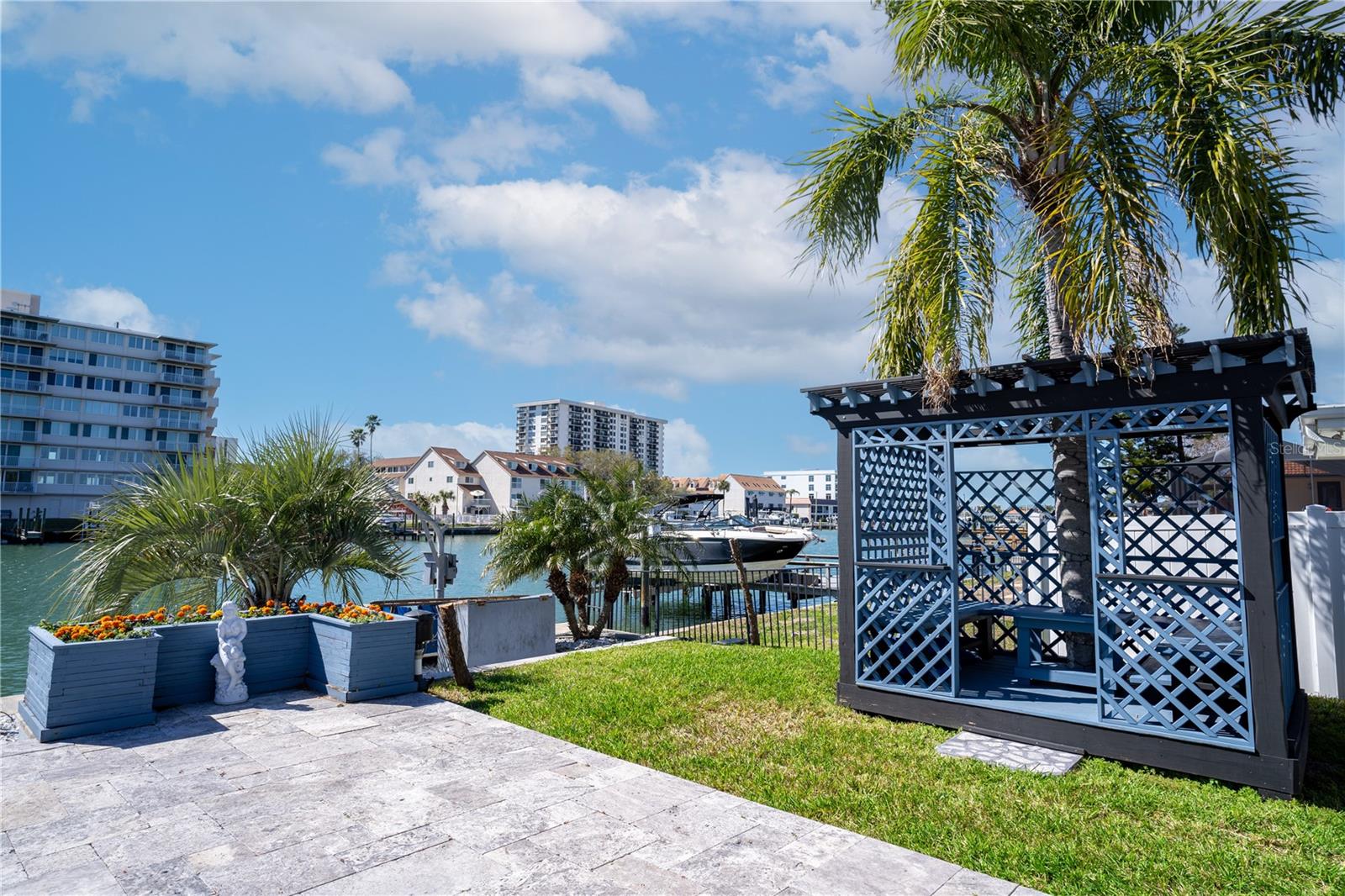 GAZEBO & PALM TREES