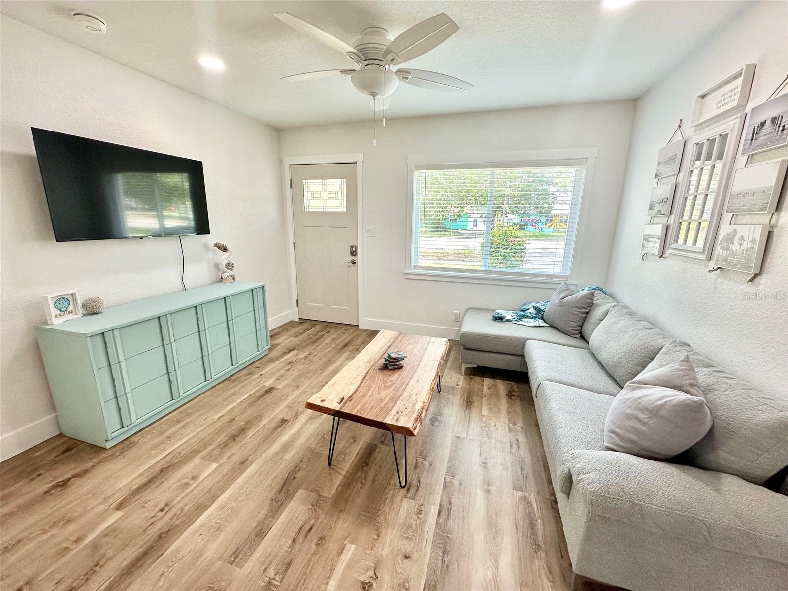 Living room (FRONT HOUSE)