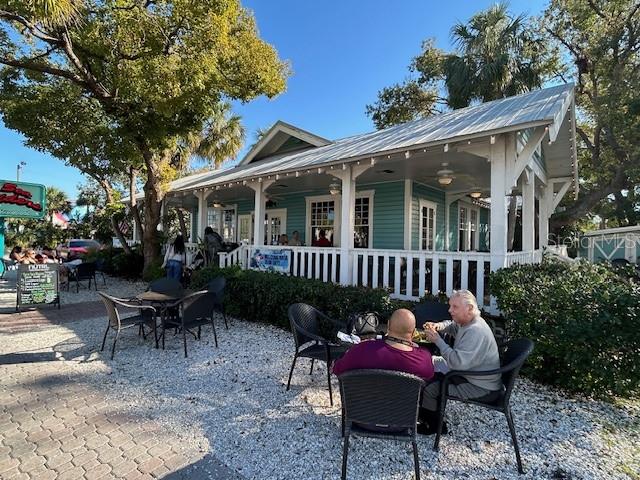 Great outdoor downtown Dunedin dining.