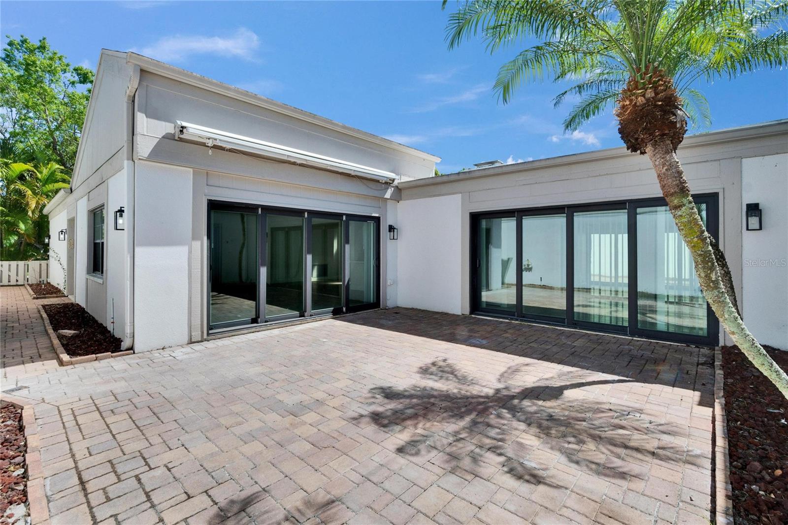 Large paver Patio-Great for entertaining