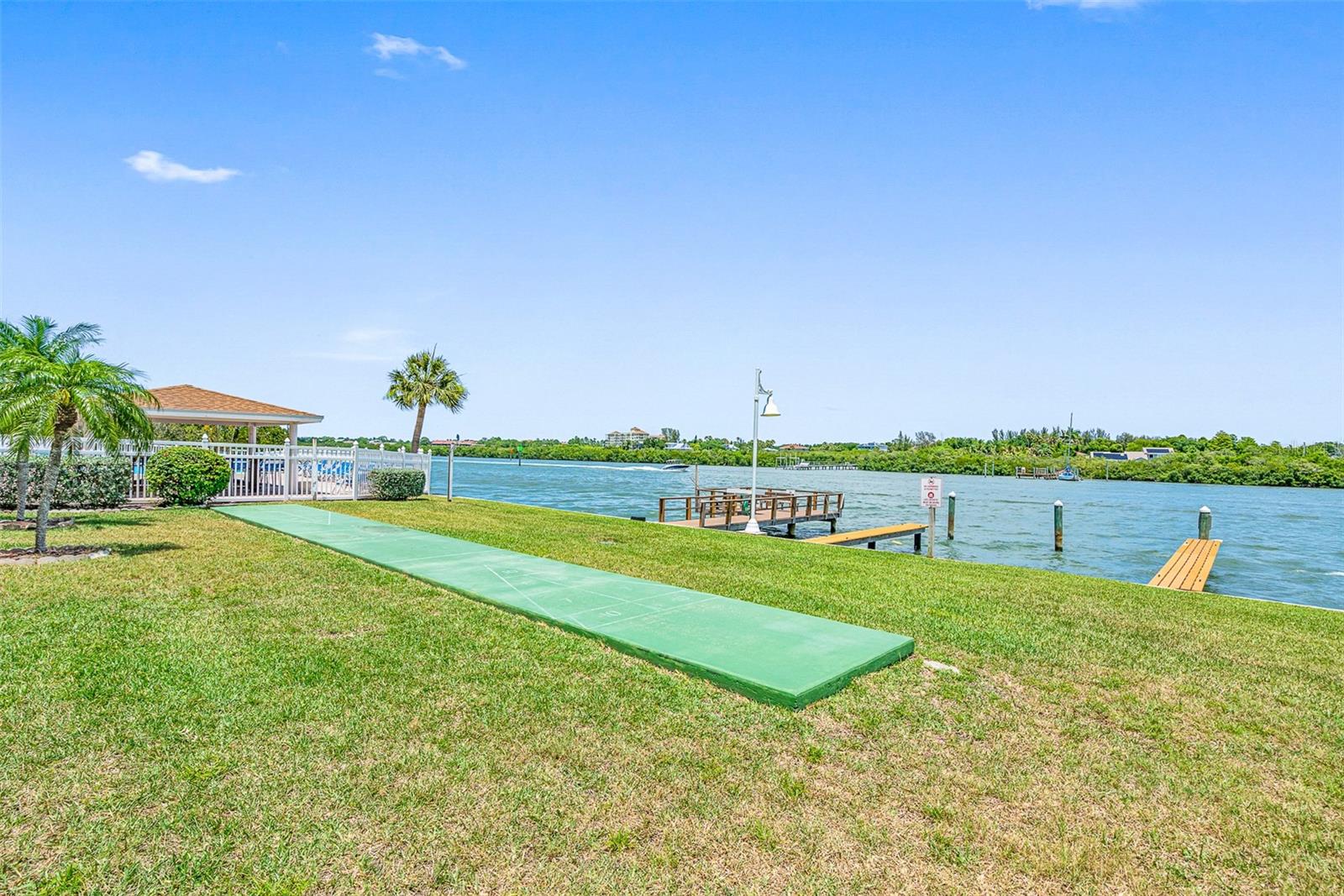 .. The Waterfront Amenities at BSY&T Resort are just Fantastic. There are Boat Docks, A Fishing Dock and Picnic Areas Spread out thru out the Waterfront. The Tike Hut By The Pool has just been Remodeled..