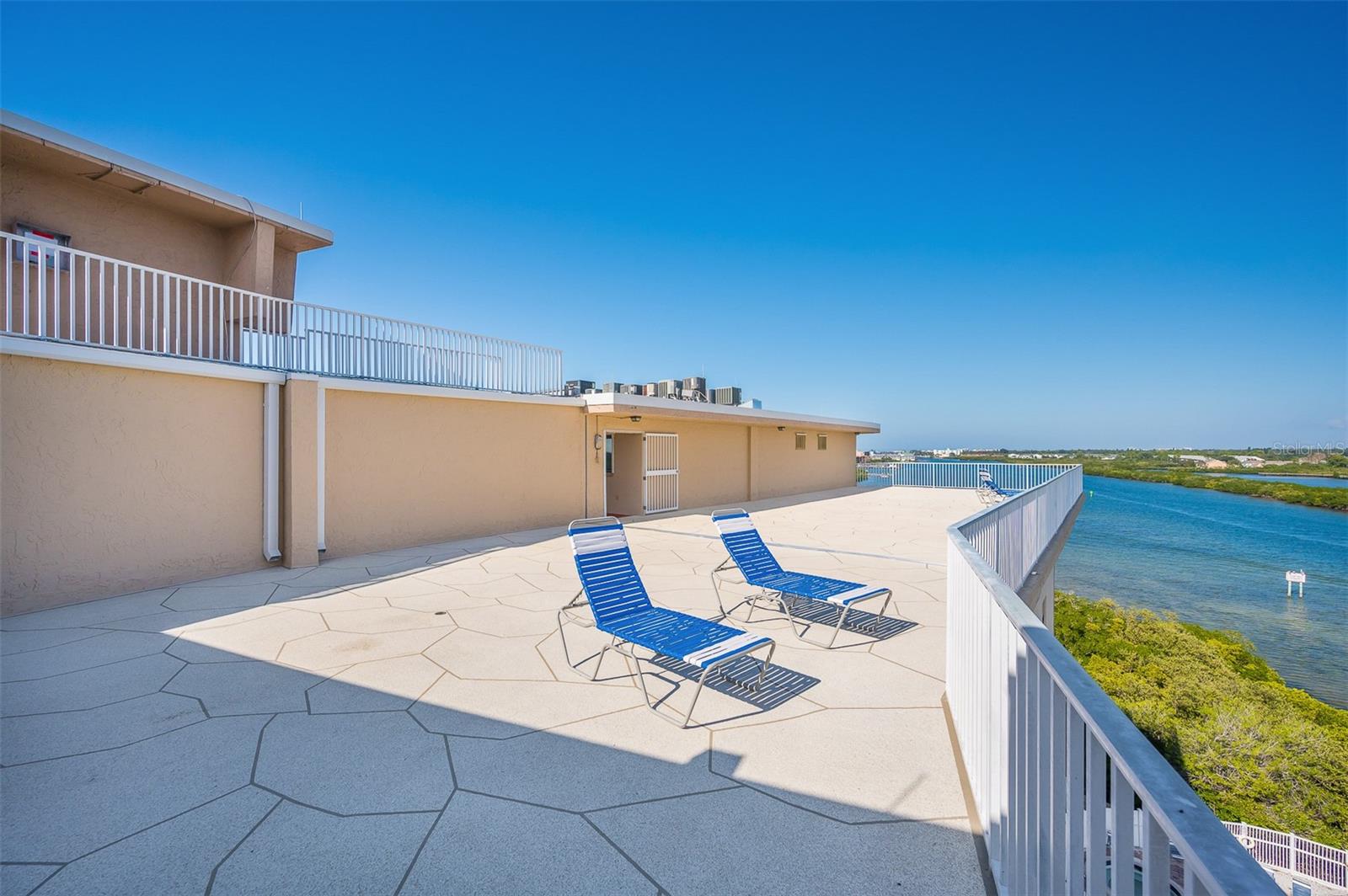 .. Private Rooftop Lounging Area For Owners. We Enjoy at Least 3 Yearly Boat Parades.