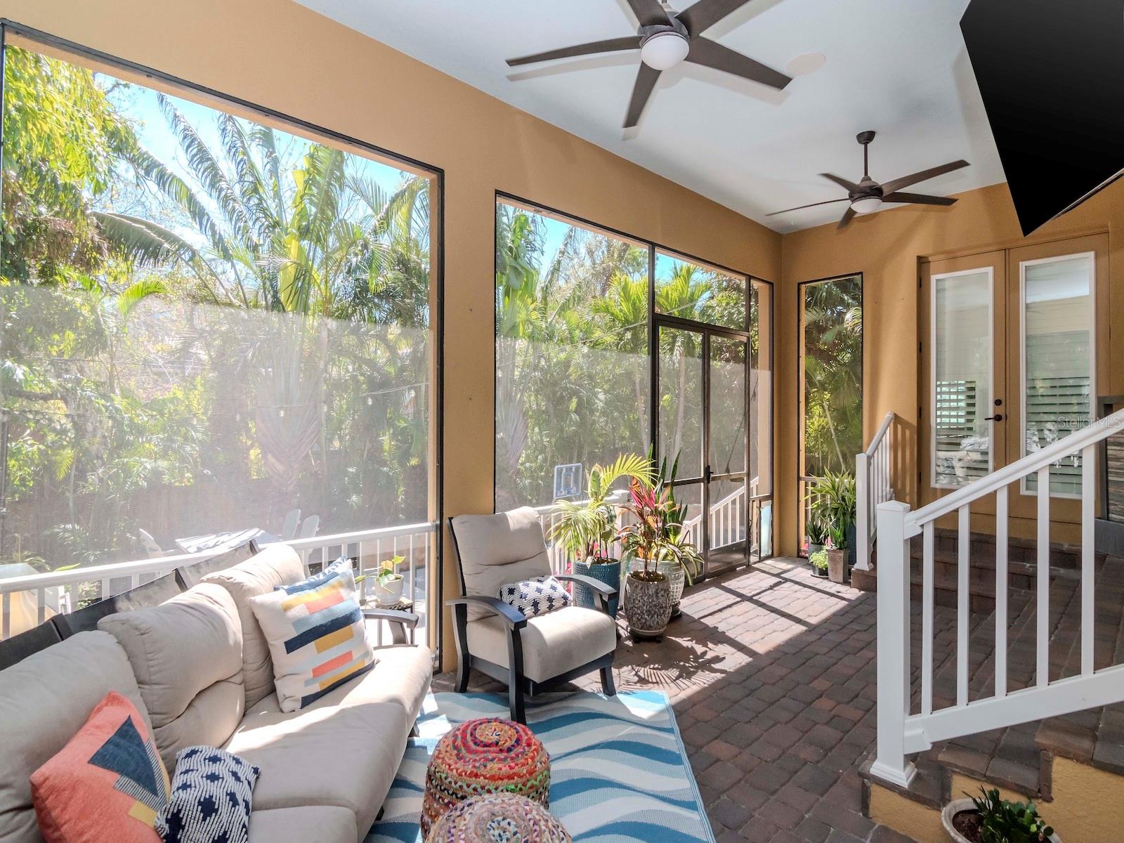 Screened in porch, outside tv, pool view