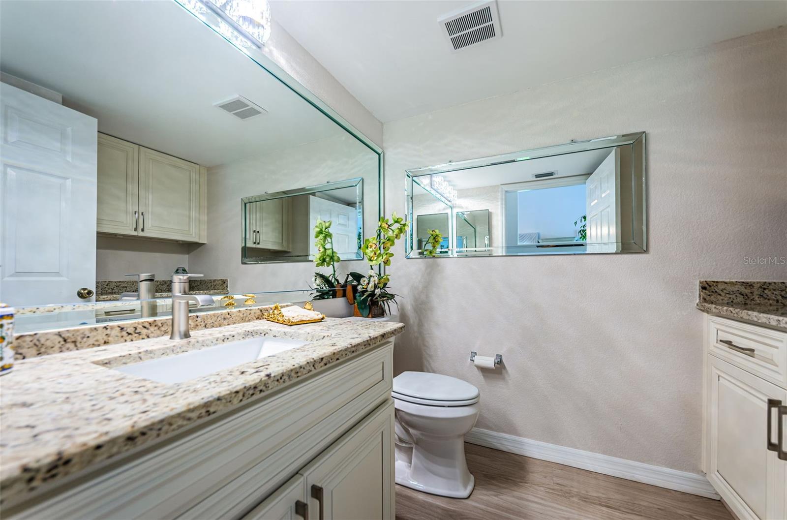 Powder Room - 2 Vanities for extra storage