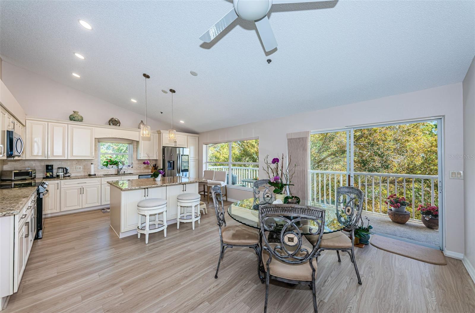 Beautifully Updated Kitchen overlooking Harbor Lake