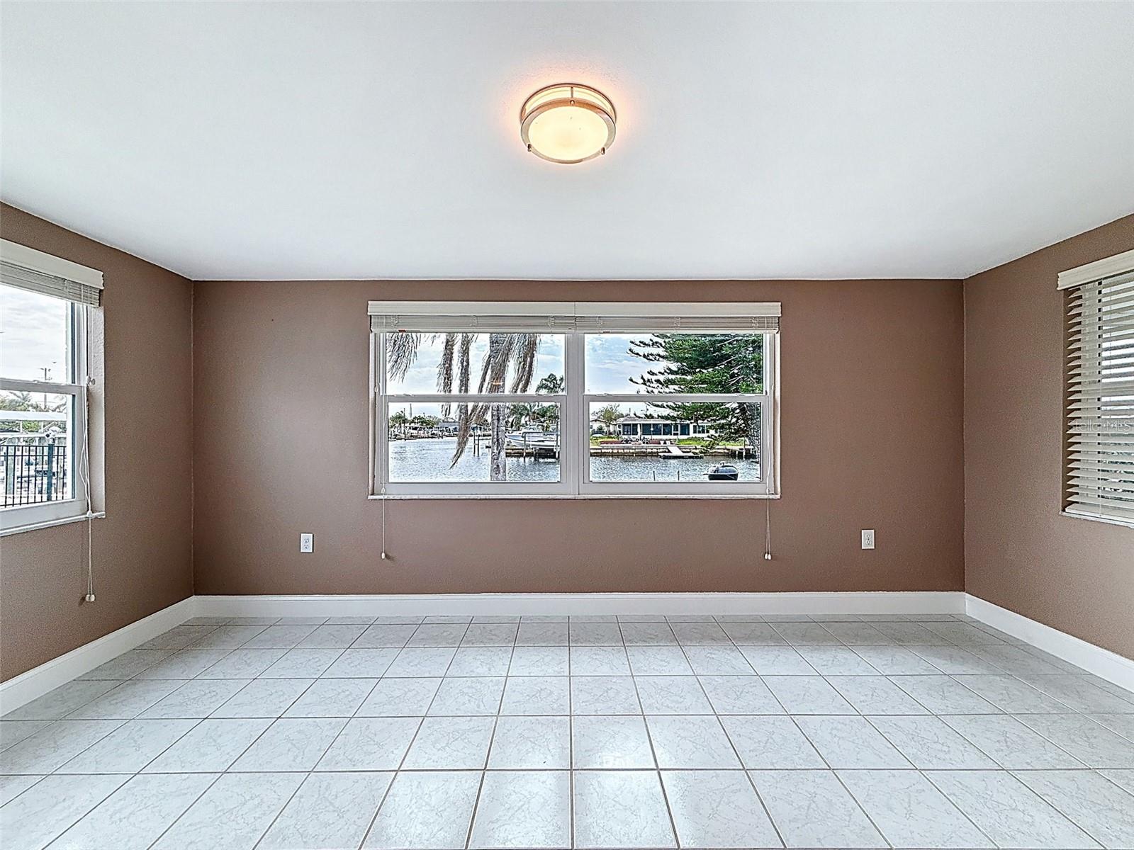 LARGE DINING AREA