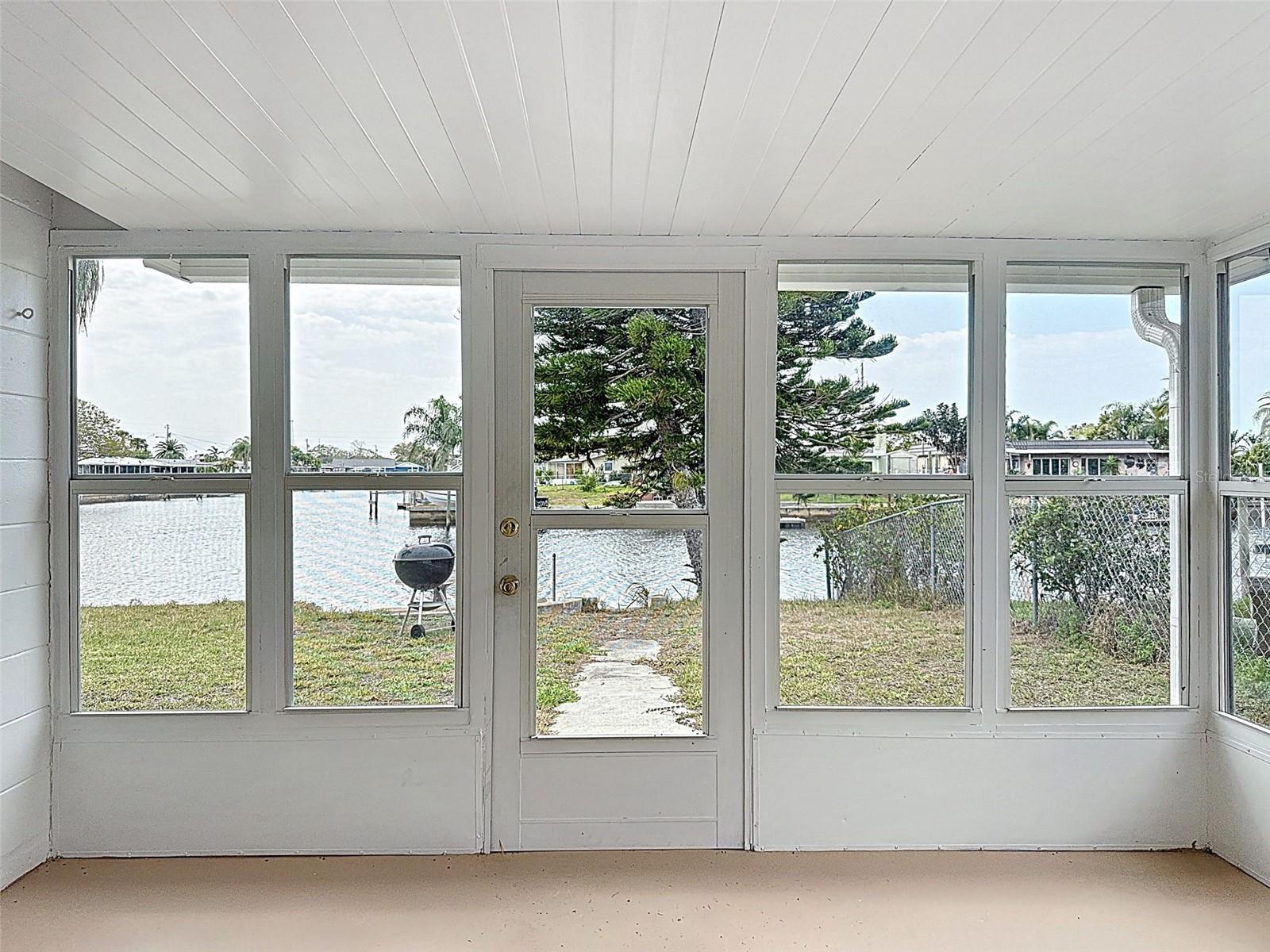 SUNROOM DOOR TO BACKYARD