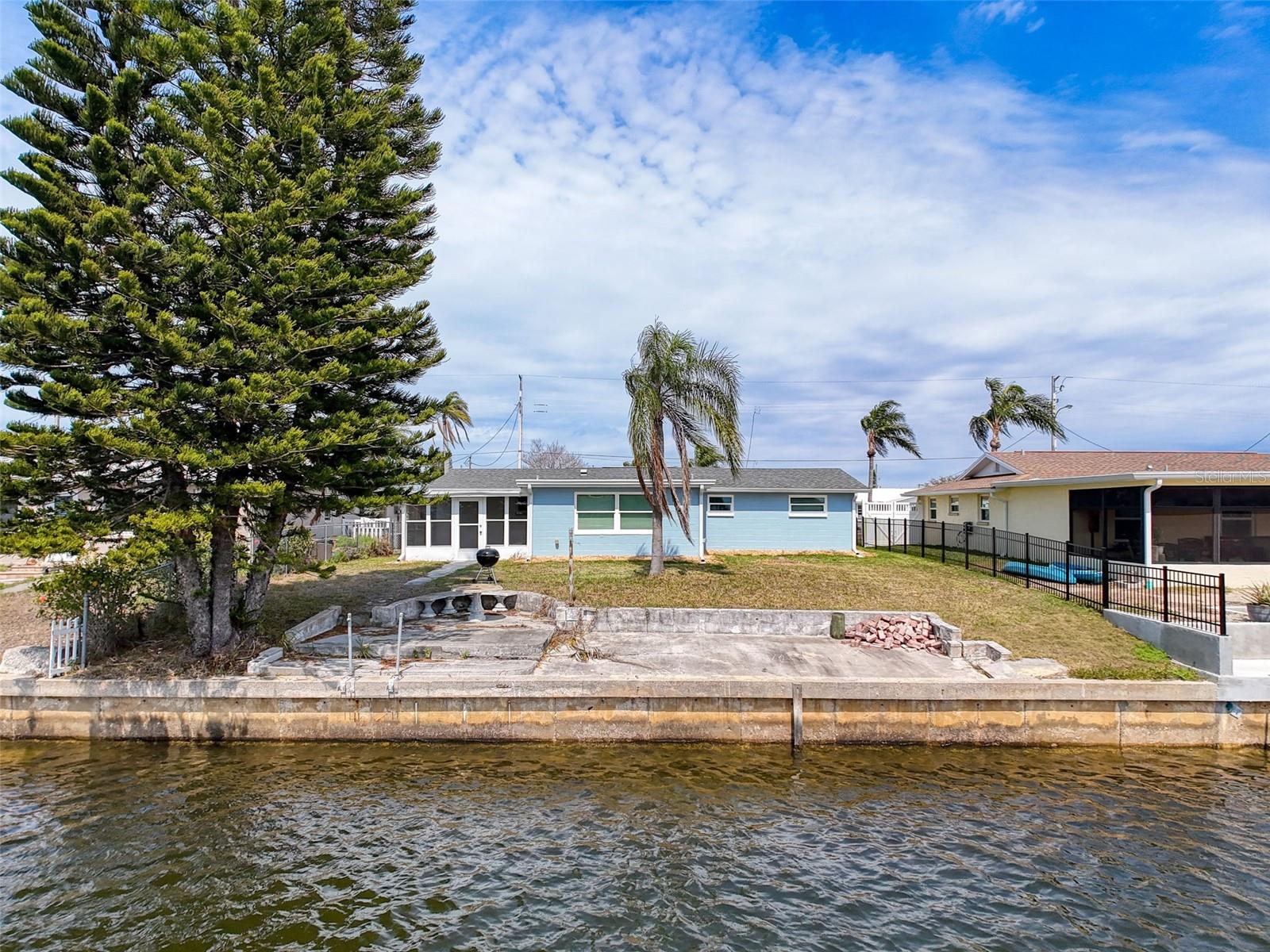 ROOM FOR FLOATING DOCK, AND A LIFT