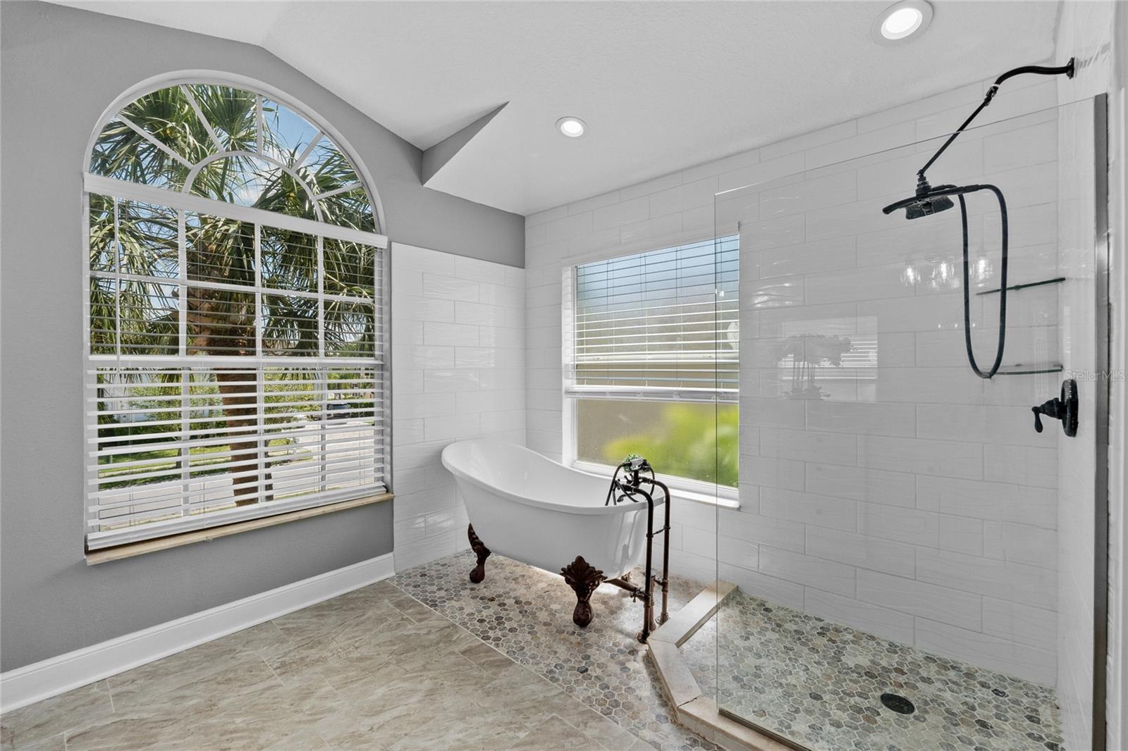 Free standing tub!