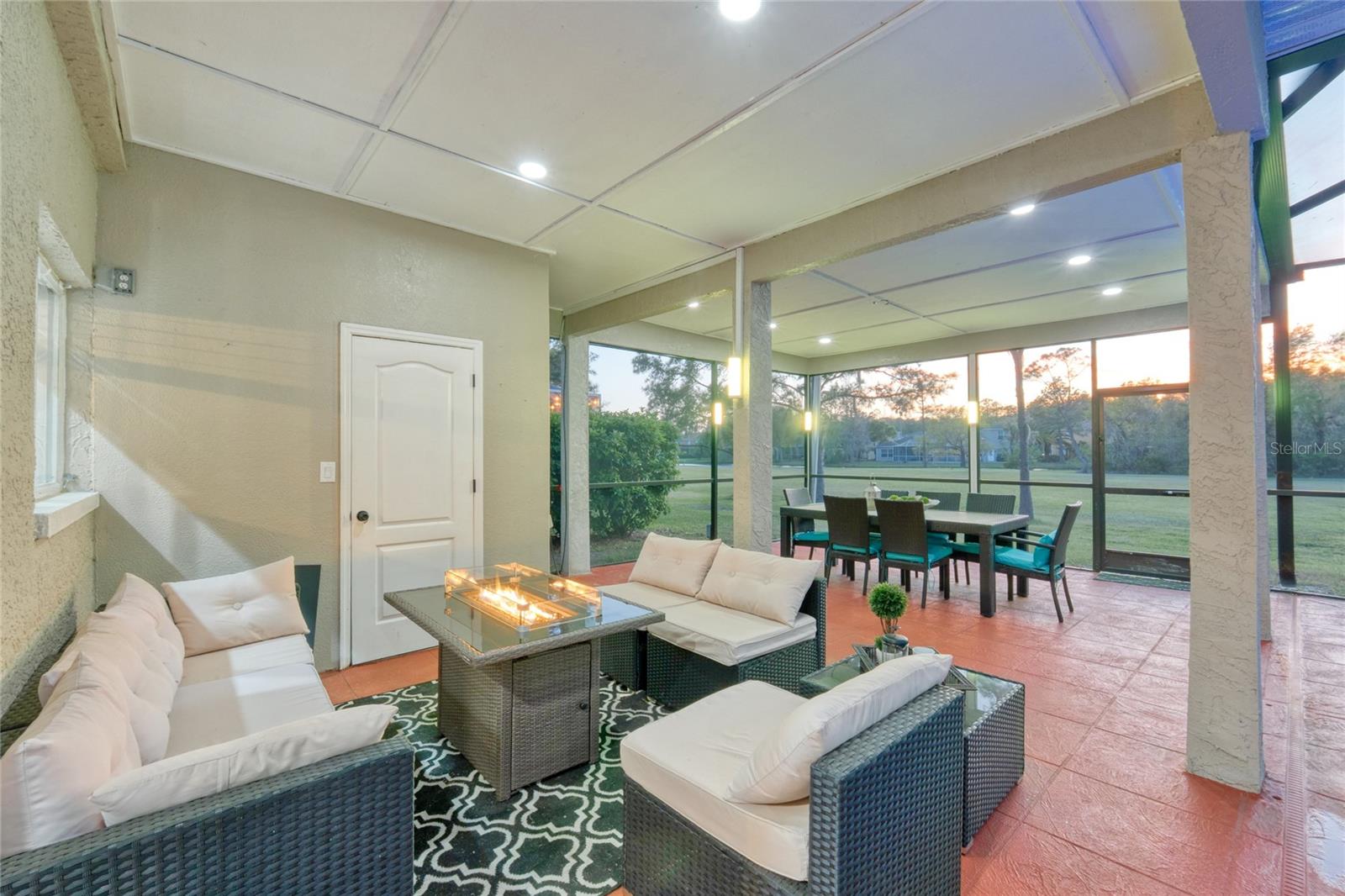 Covered pool lanai!