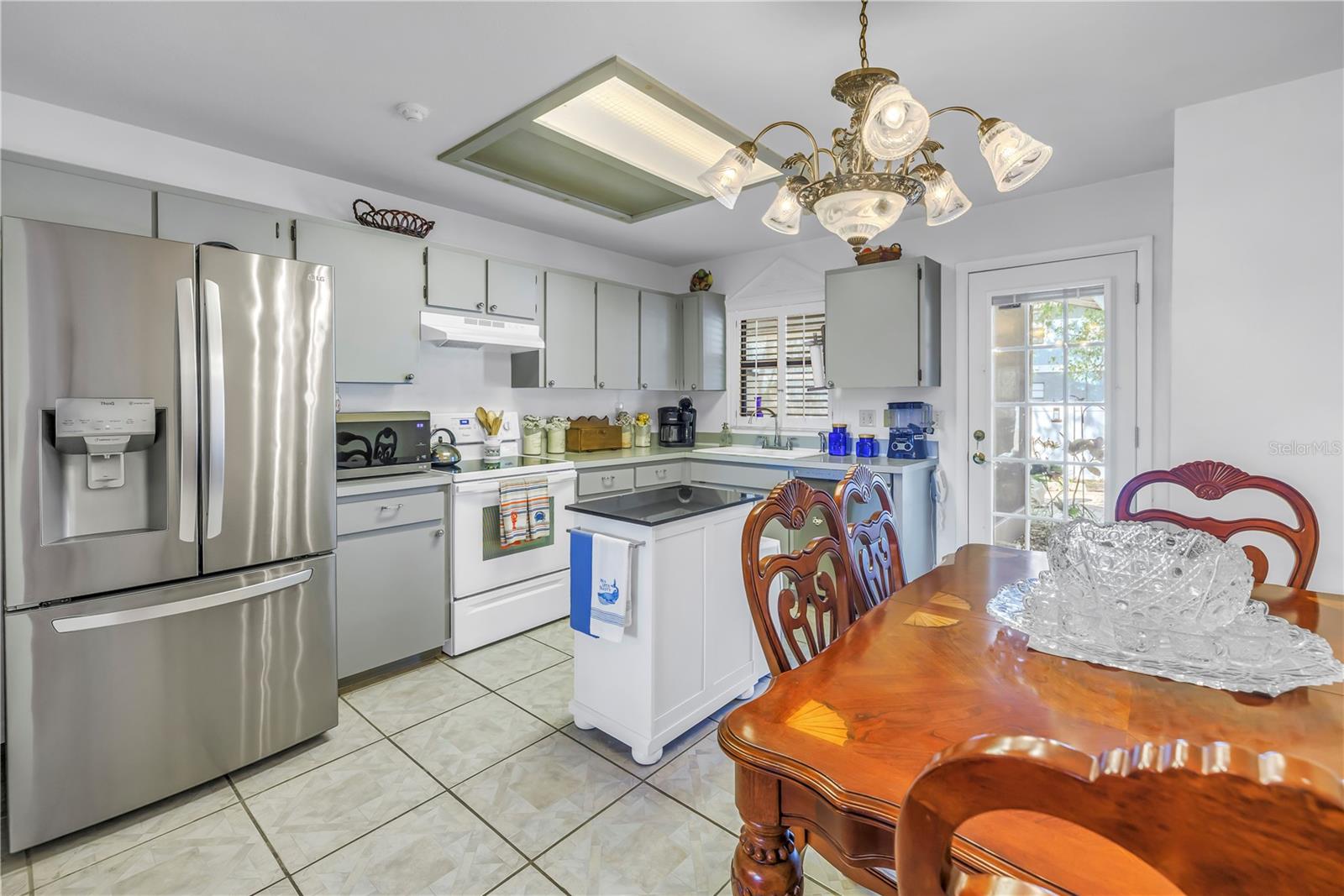 French Door leaves Kitchen/Dining to Large Screened Patio in back