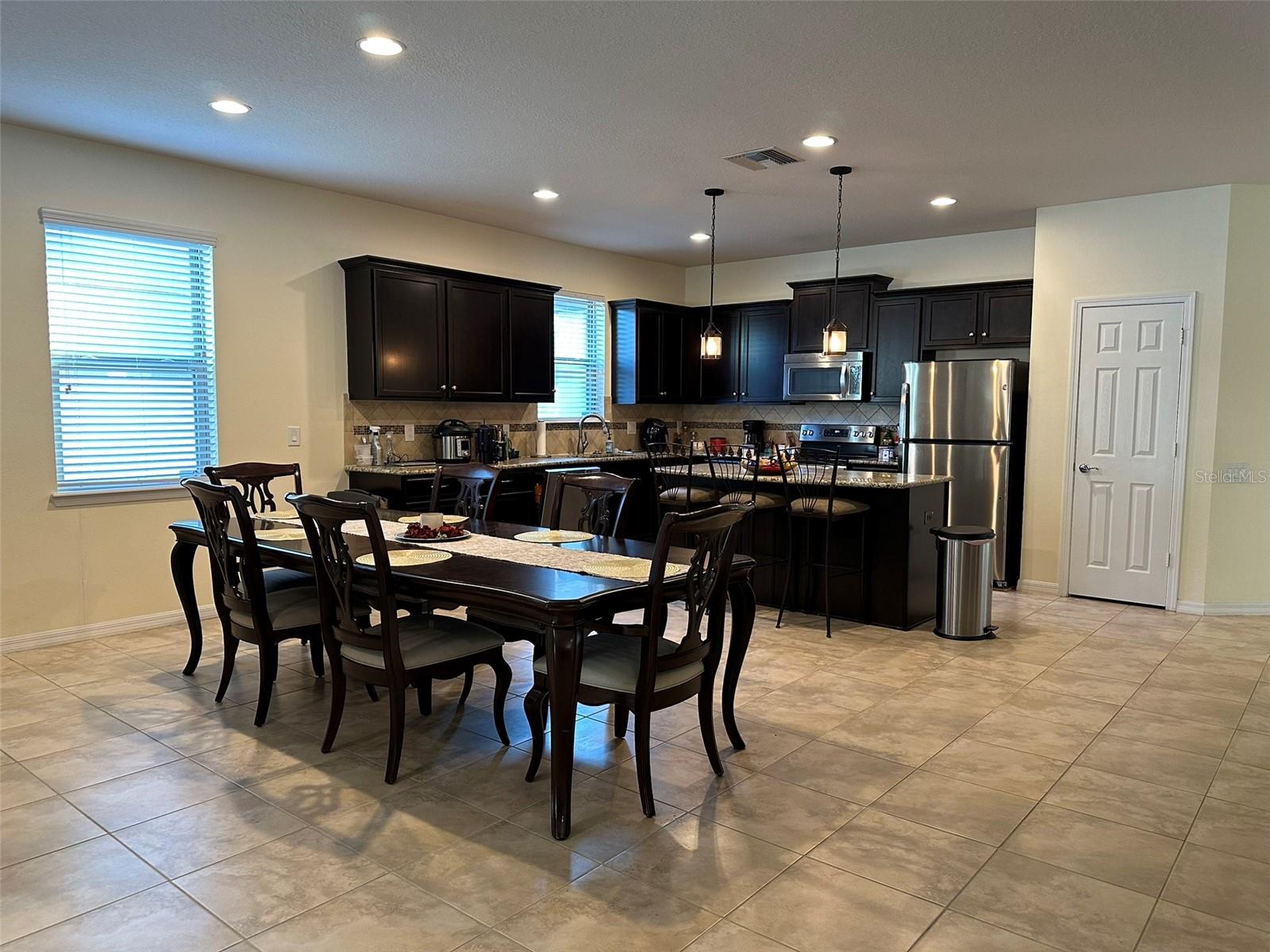 GREAT DINING ROOM SPACE