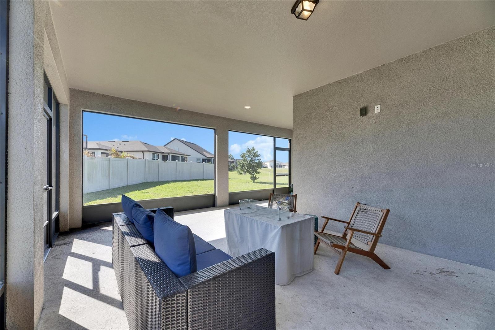 MASSIVE LANAI
