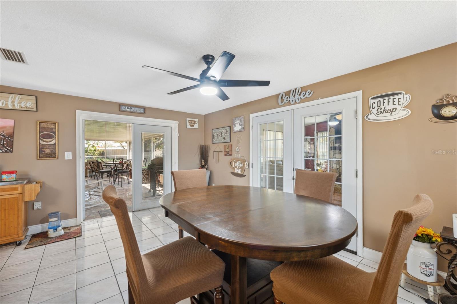 Family Room/Breakfast Area