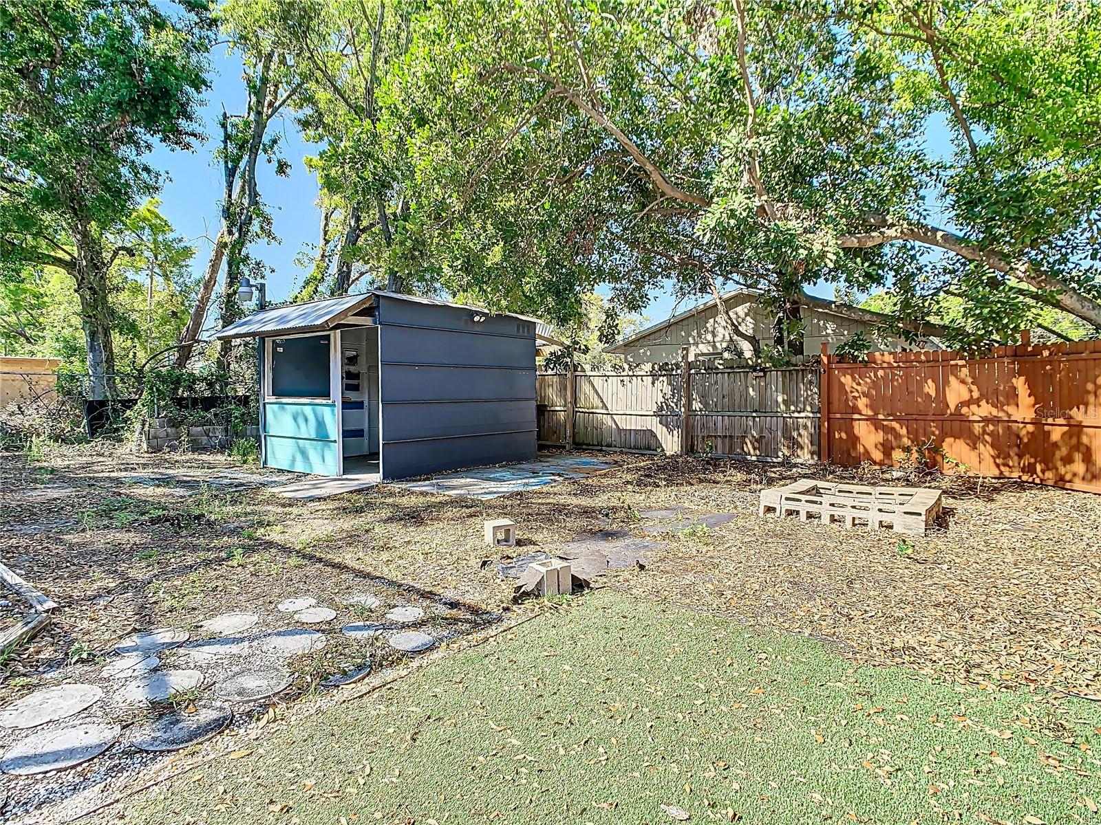 Fenced Yard - Cabana