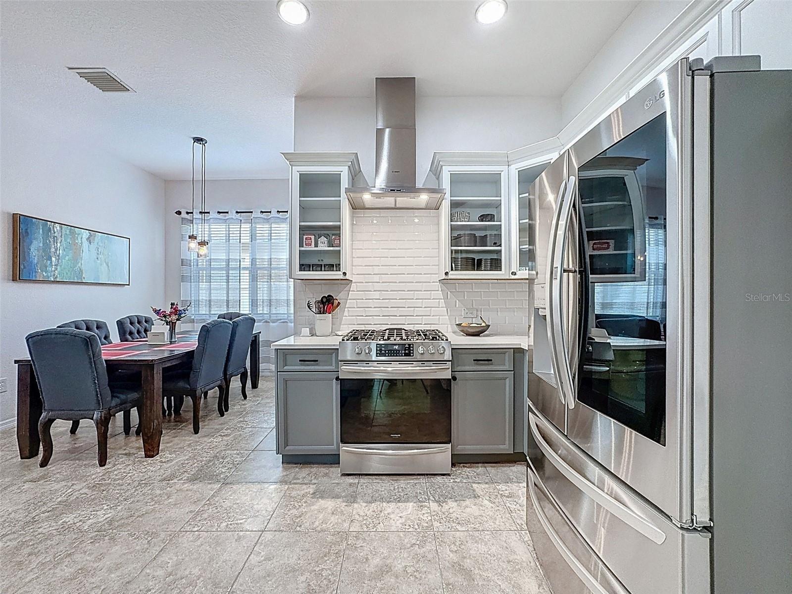 GREAT GOURMET KITCHEN WITH GAS COOKTOP AND VENTING SYSTEM