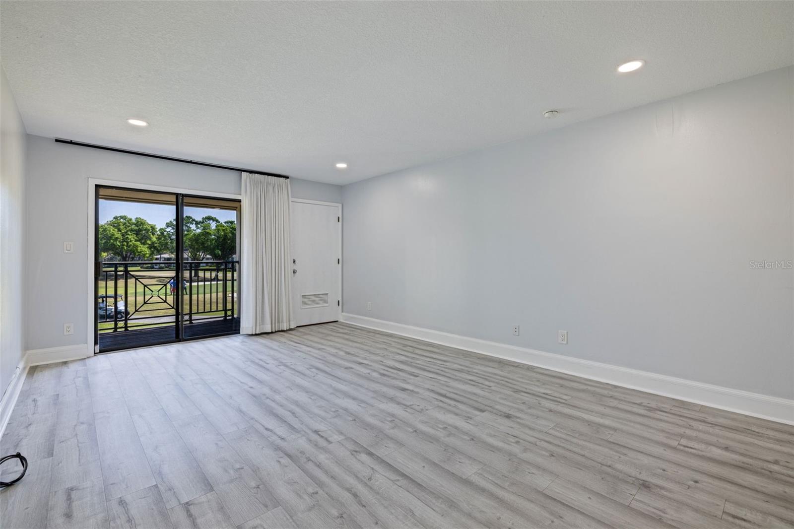 Bedroom 3160 with private balcony