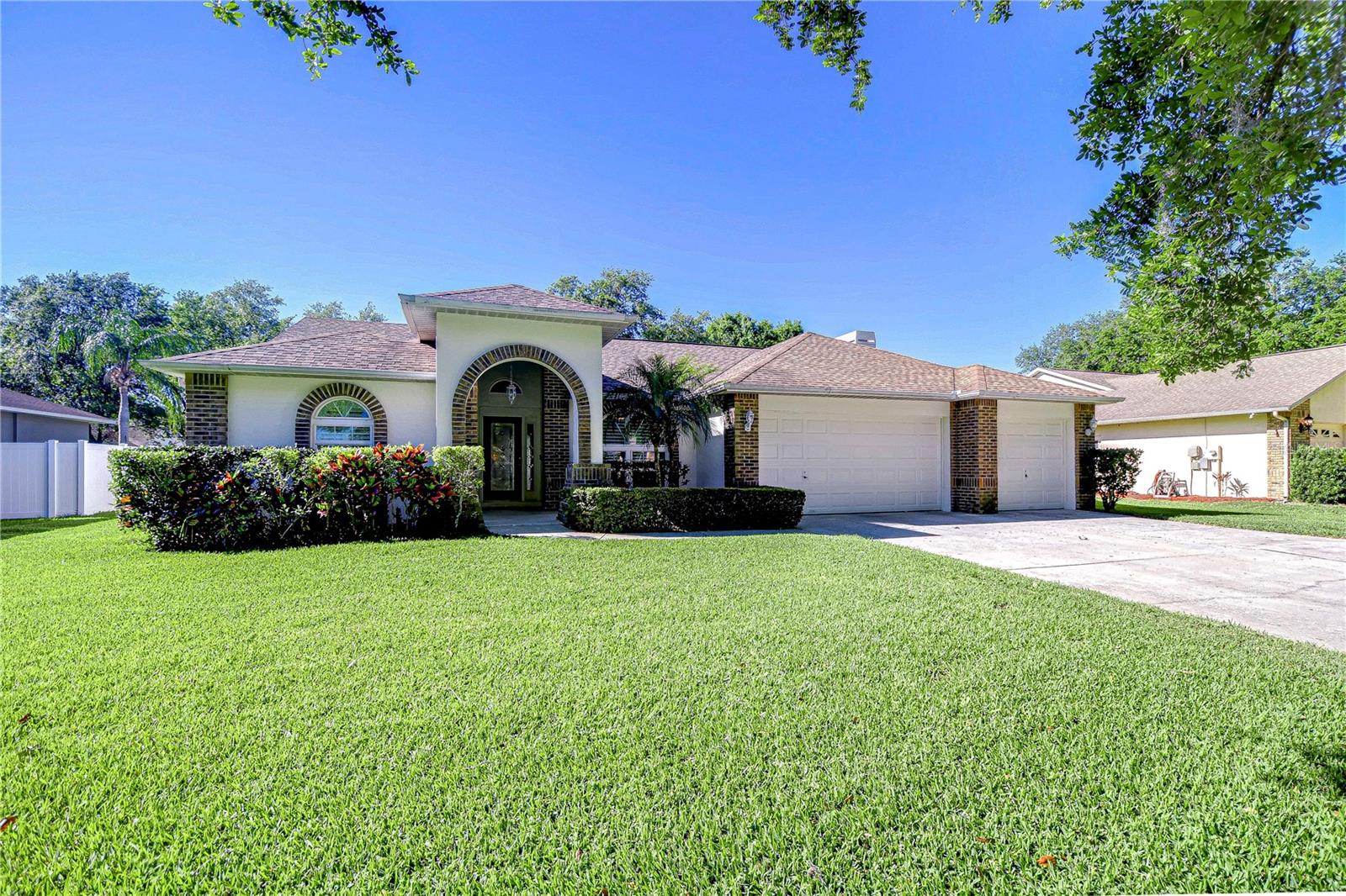 Spacious, inviting, and just waiting for the right family to make it their own, it's a haven for those seeking comfort and a touch of elegance in sunny Valrico.