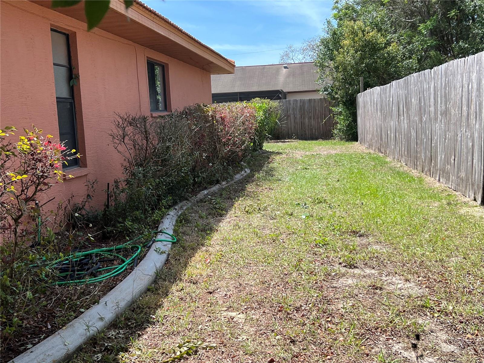 Right side of Home, notice the conccrete lawn curbing