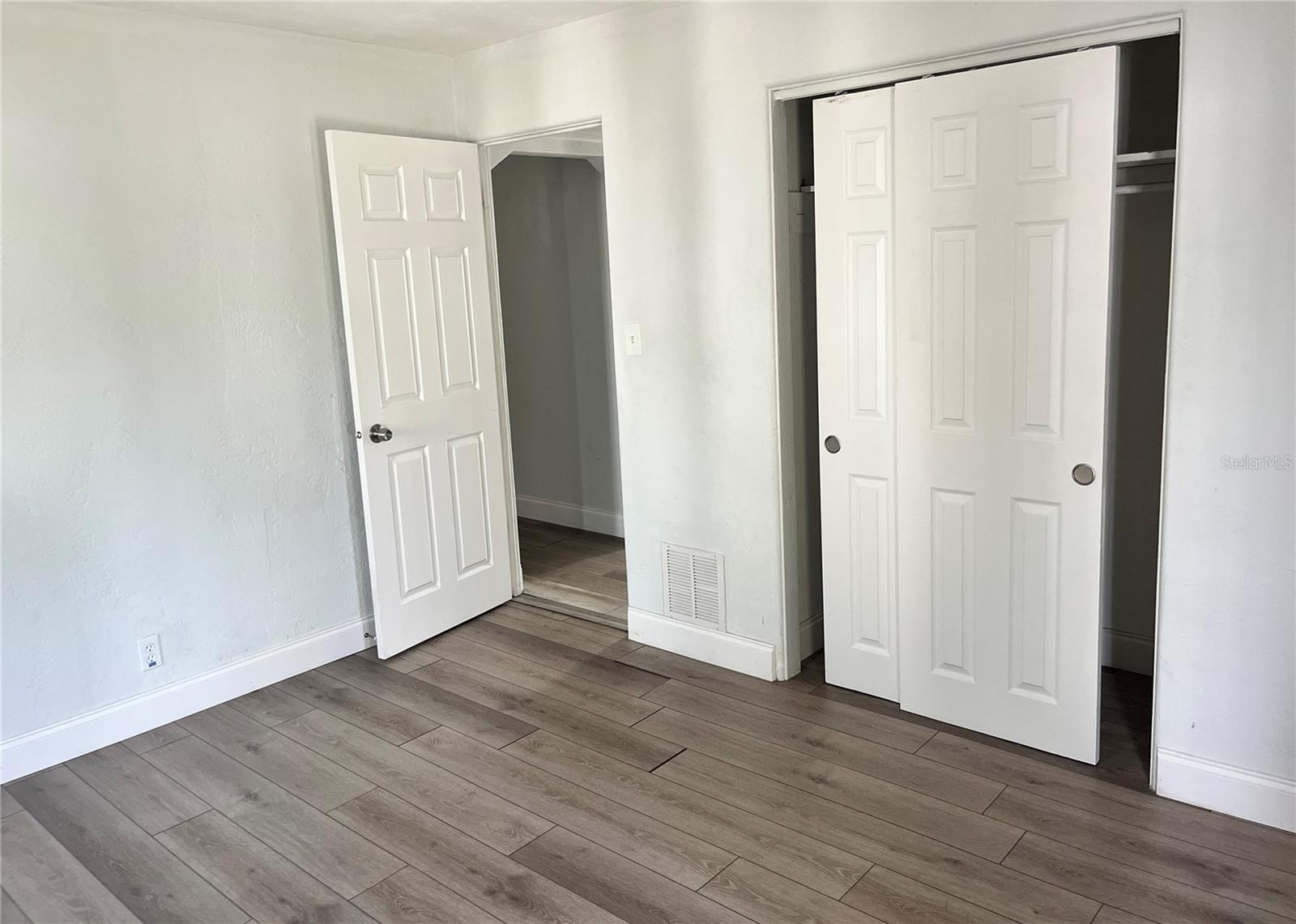 vacant primary bedroom