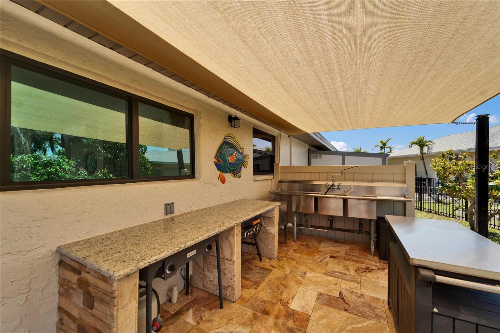 outdoor grill / kitchen