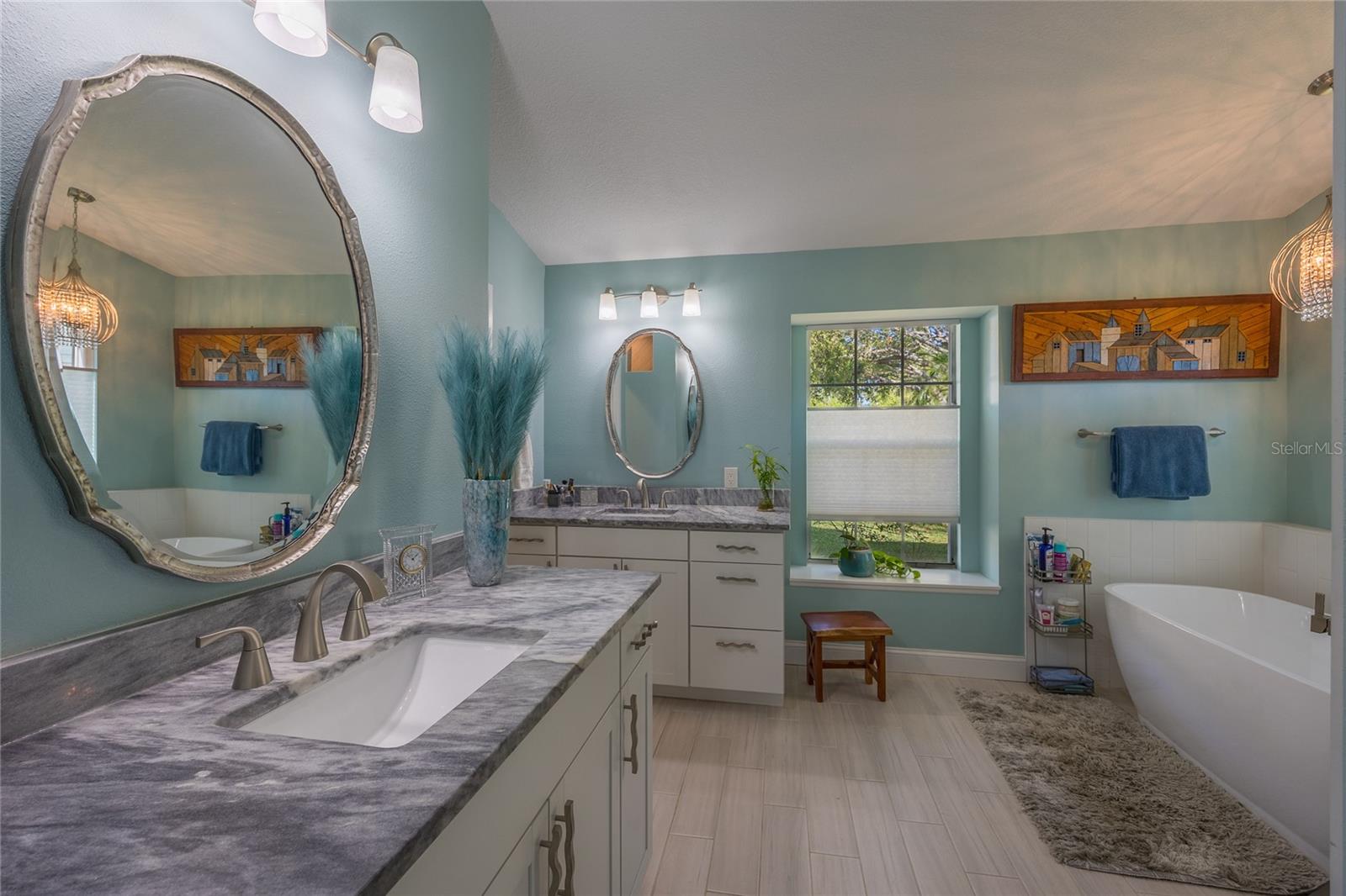 THE MASTER EN-SUITE BATHROOM! CAN YOU SAY "WOW"!!