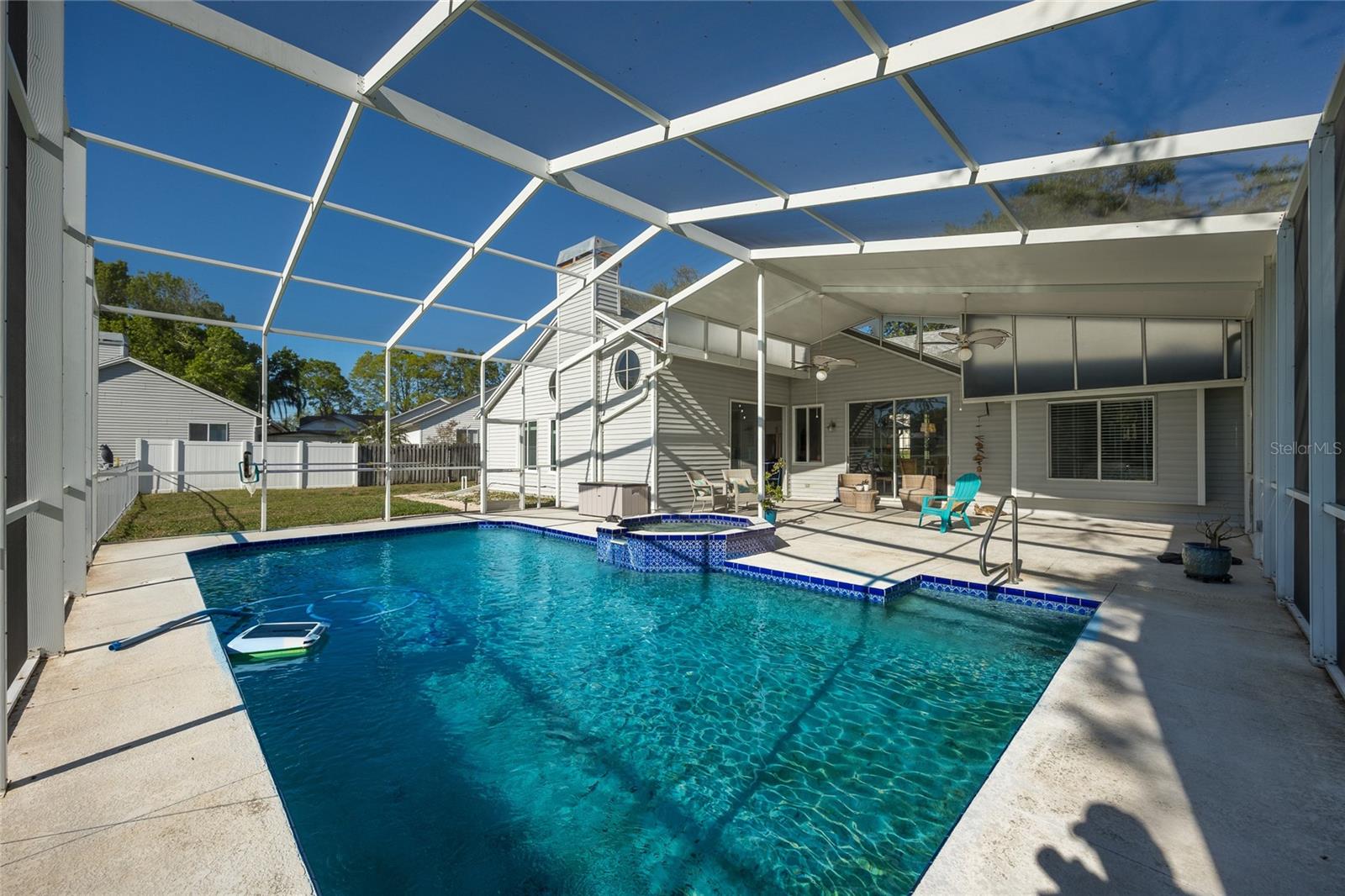 LARGE POOL HAS AN OVERFLOW SPA!