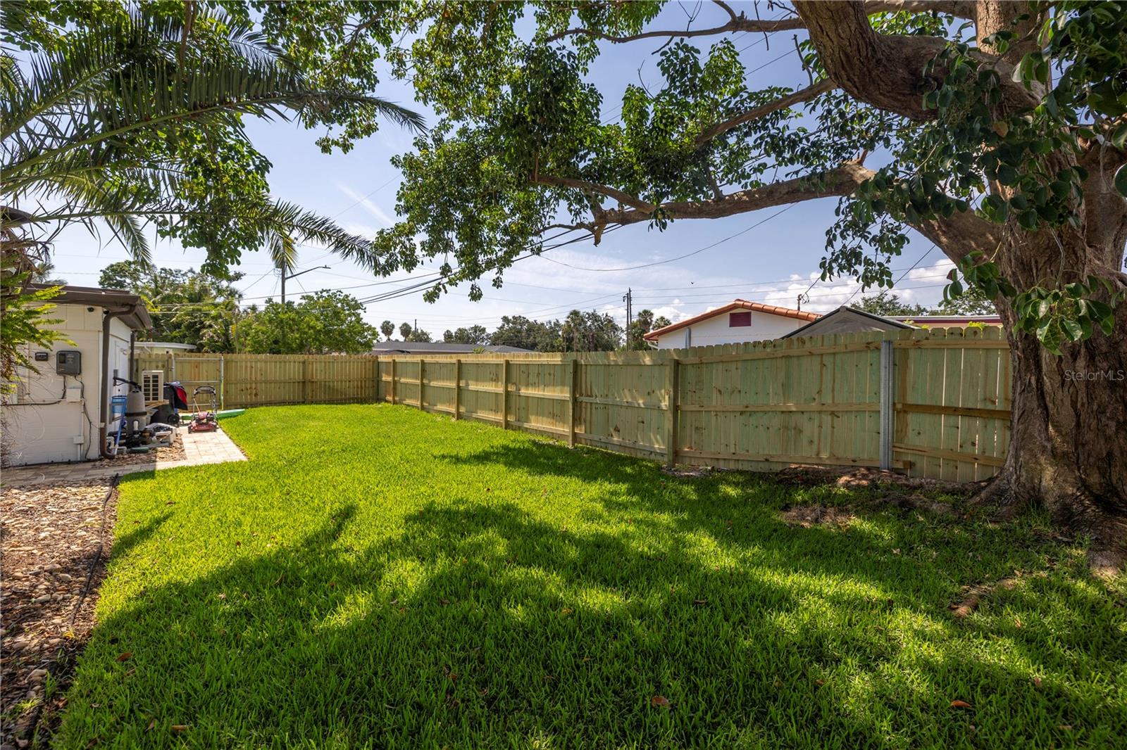 Fully fenced yard with lots of room!