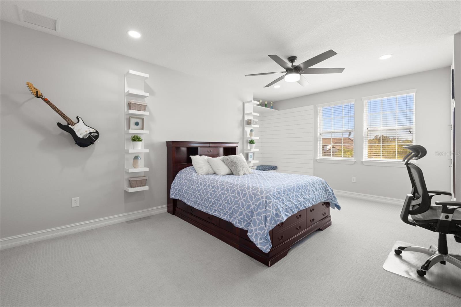 Upstairs large bedroom with walk-in closet