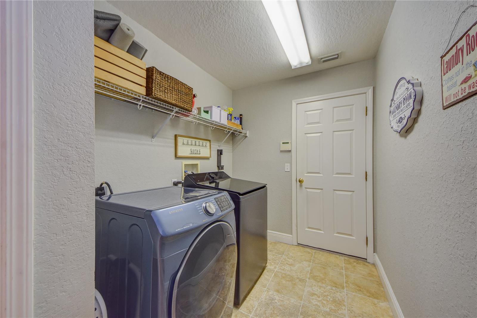 Laundry Roon/Door leading to 2 car garage