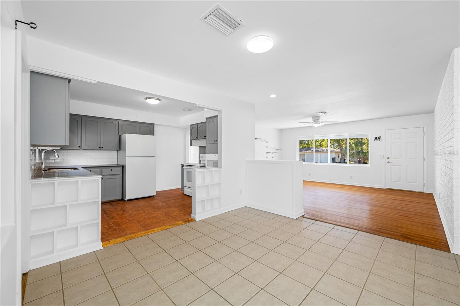 Dining area off the Kitchen - adjacent to the Family Room