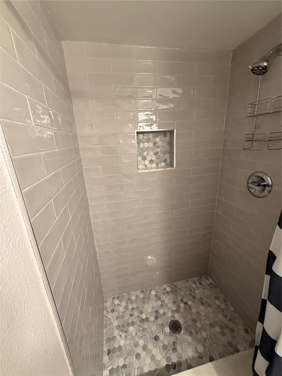 GREAT WALK-IN SHOWER