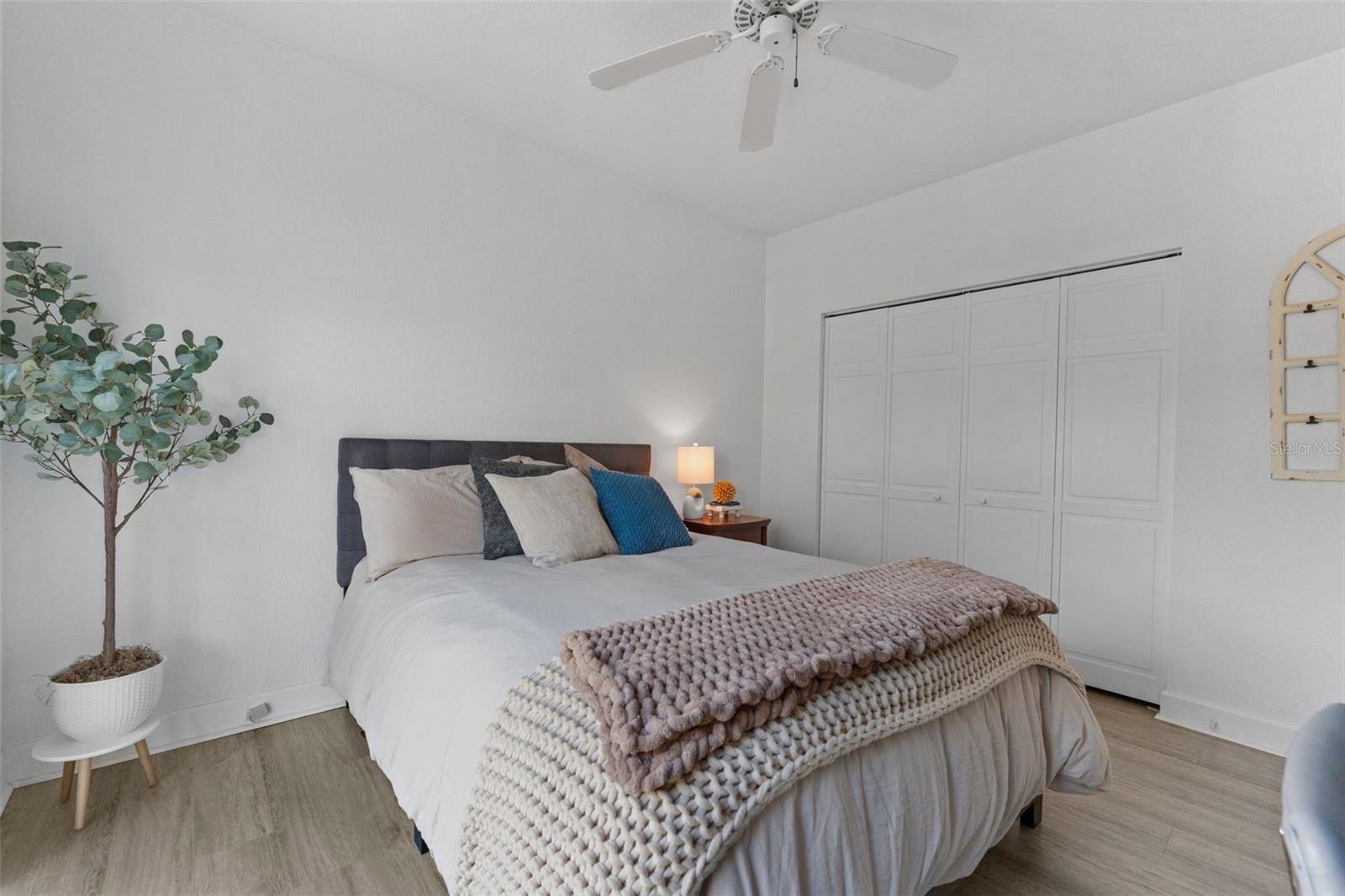 Guest bedroom, split bedroom plan