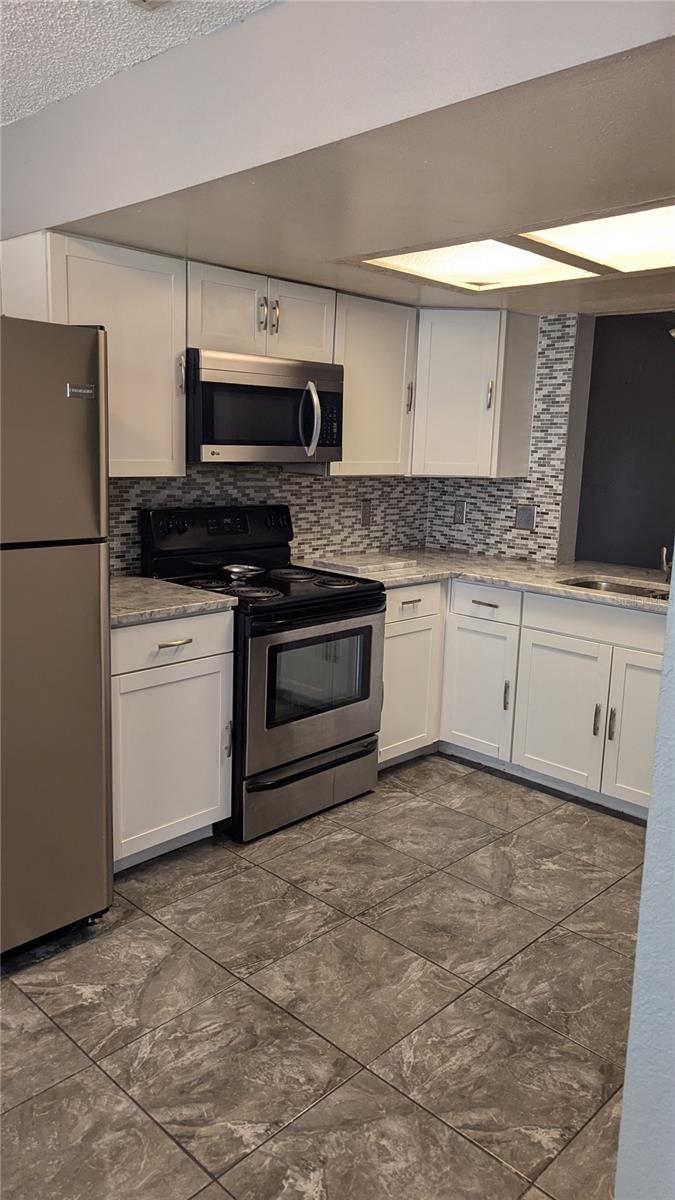Lovely kitchen with granite countertops