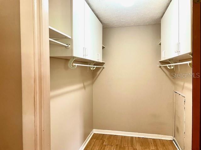 WALK IN CLOSET