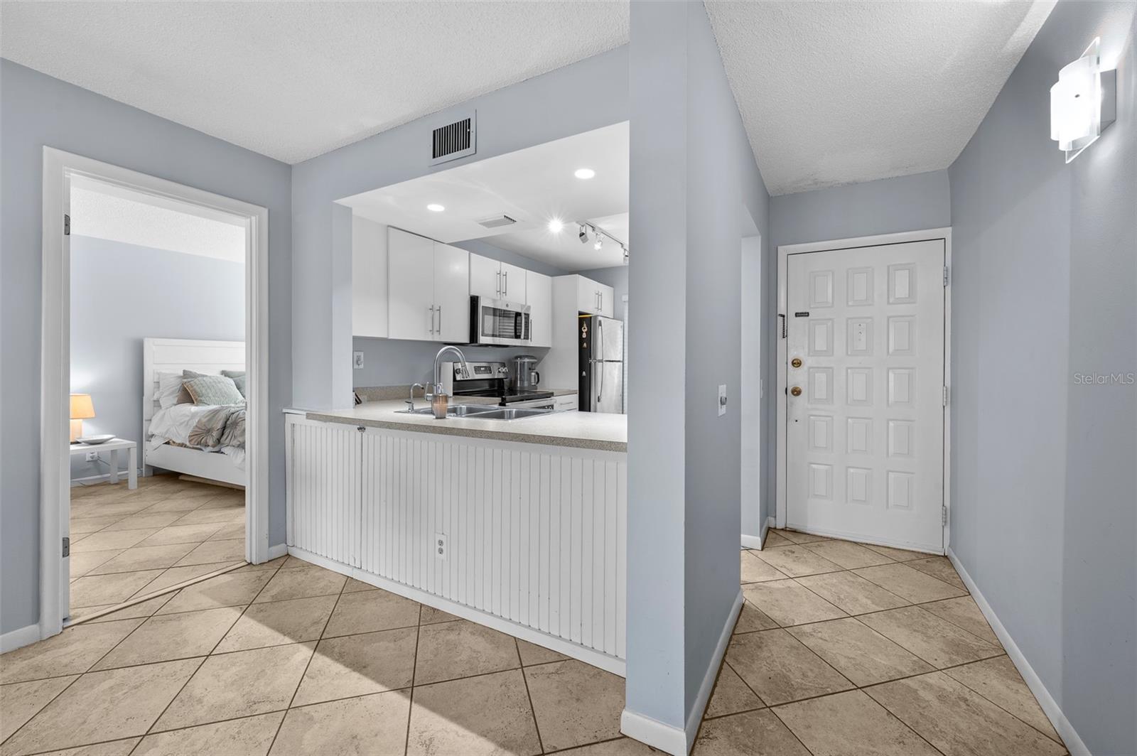 Breakfast Bar/Entry