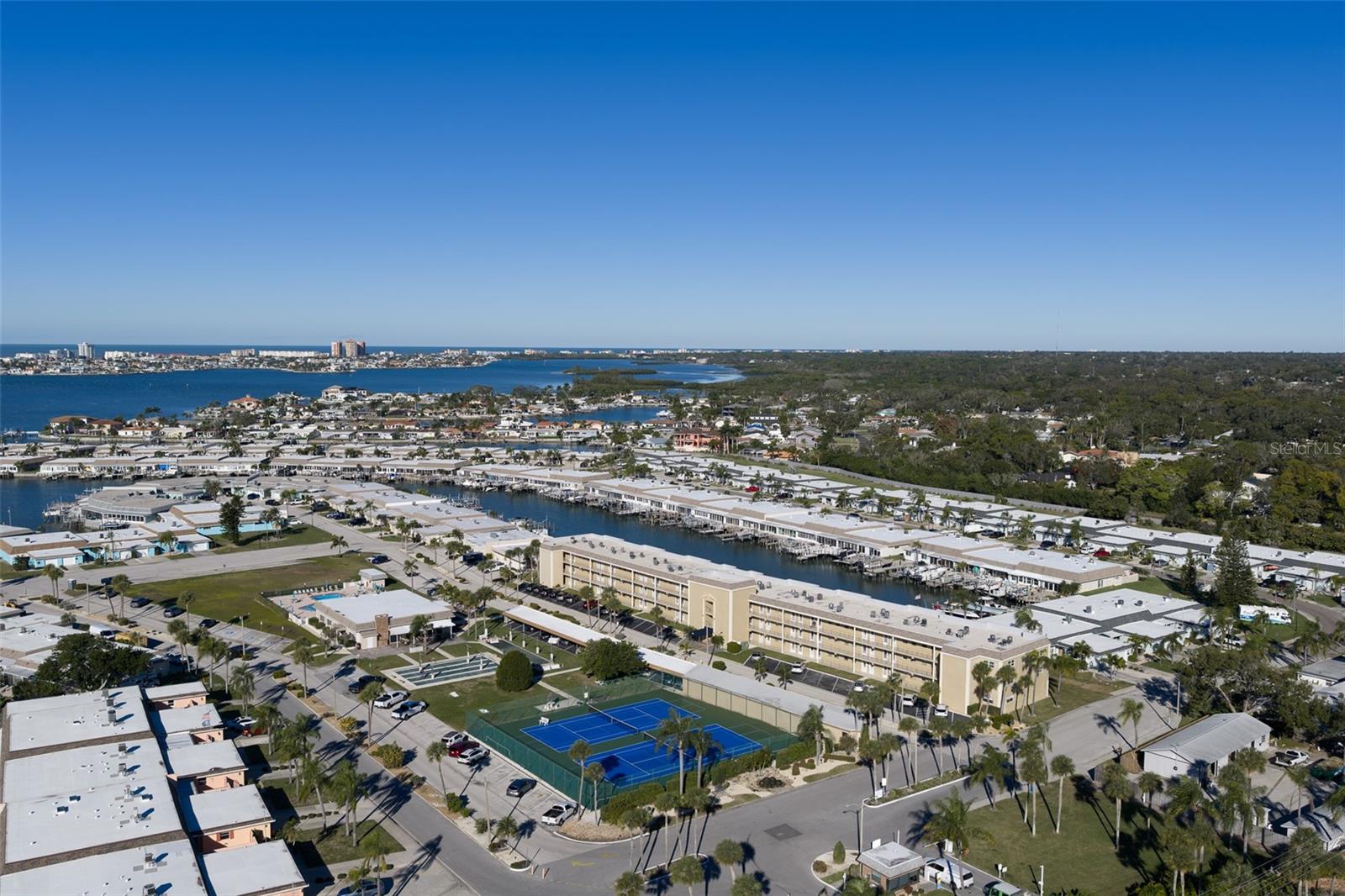 Nestled Gated Community, Boca Ceiga Point Active community Close to the VA, Shopping, St. Pete & Seminole PLUS minutes from Madiera Beach!